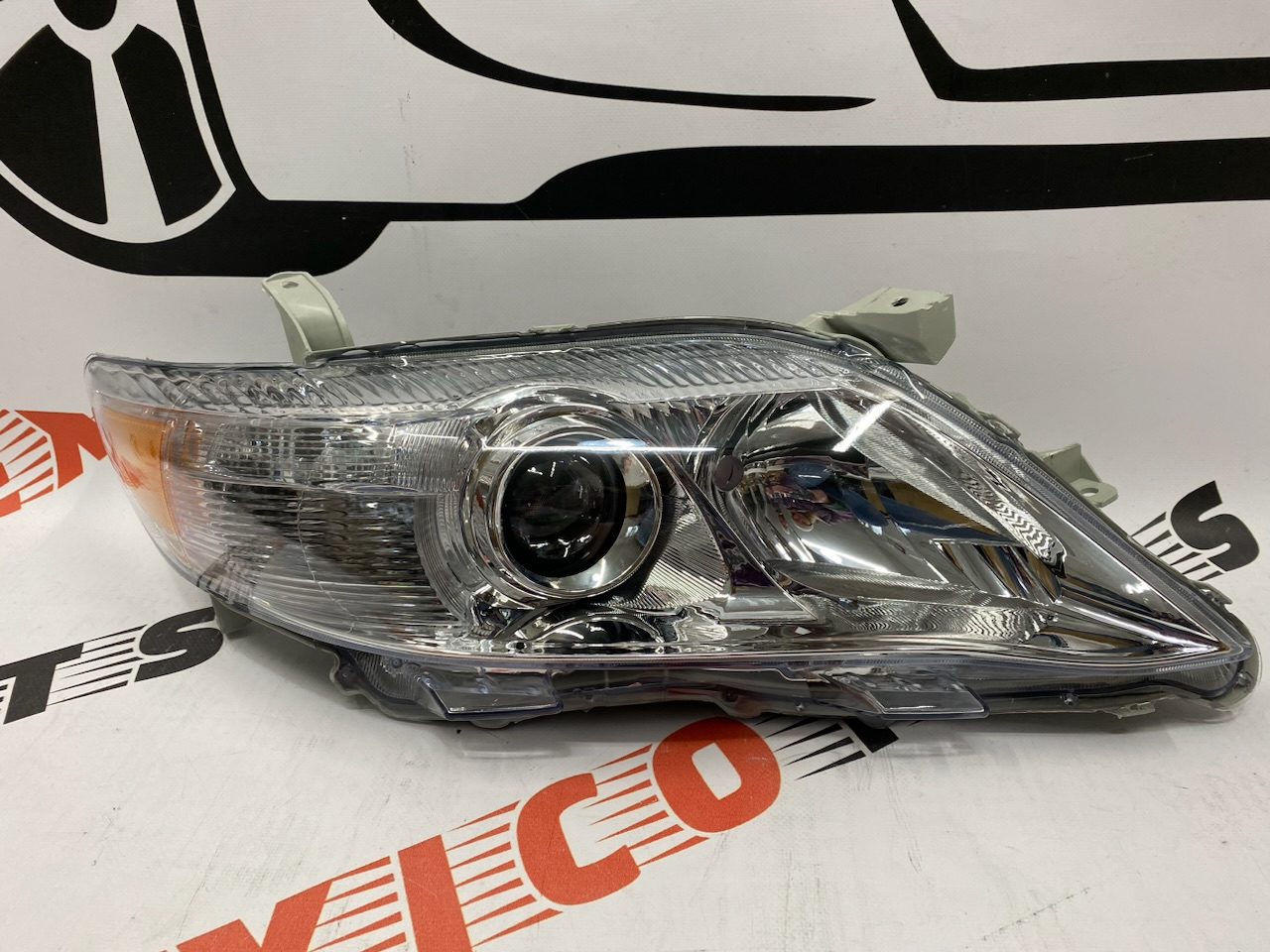 Фара права біла Toyota Camry 2009-2011 (81110-06500), аналог