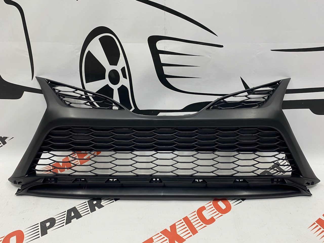 Решітка переднього бампера нижня SE/XSE Toyota Camry 2021- (5310206390), аналог