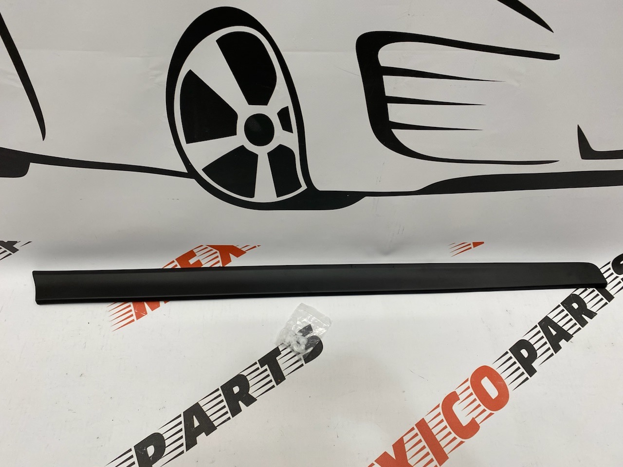 Накладка на переднюю левую дверь Nissan X-Trail (Rogue) 2014-2020 (80877-4BA0A), аналог