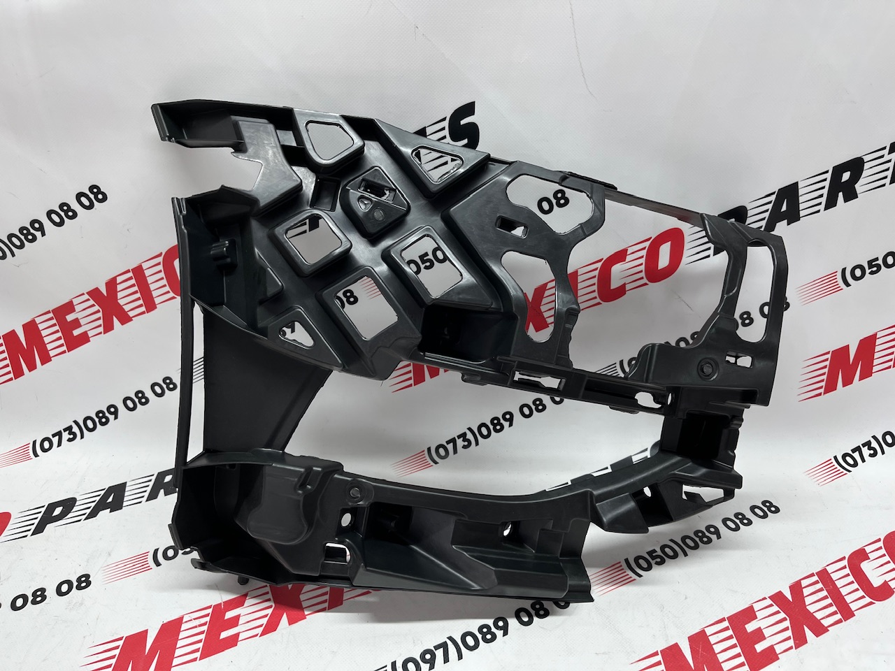 Крепление переднего бампера правое Volkswagen Golf 7.5 (5G0807724F), аналог