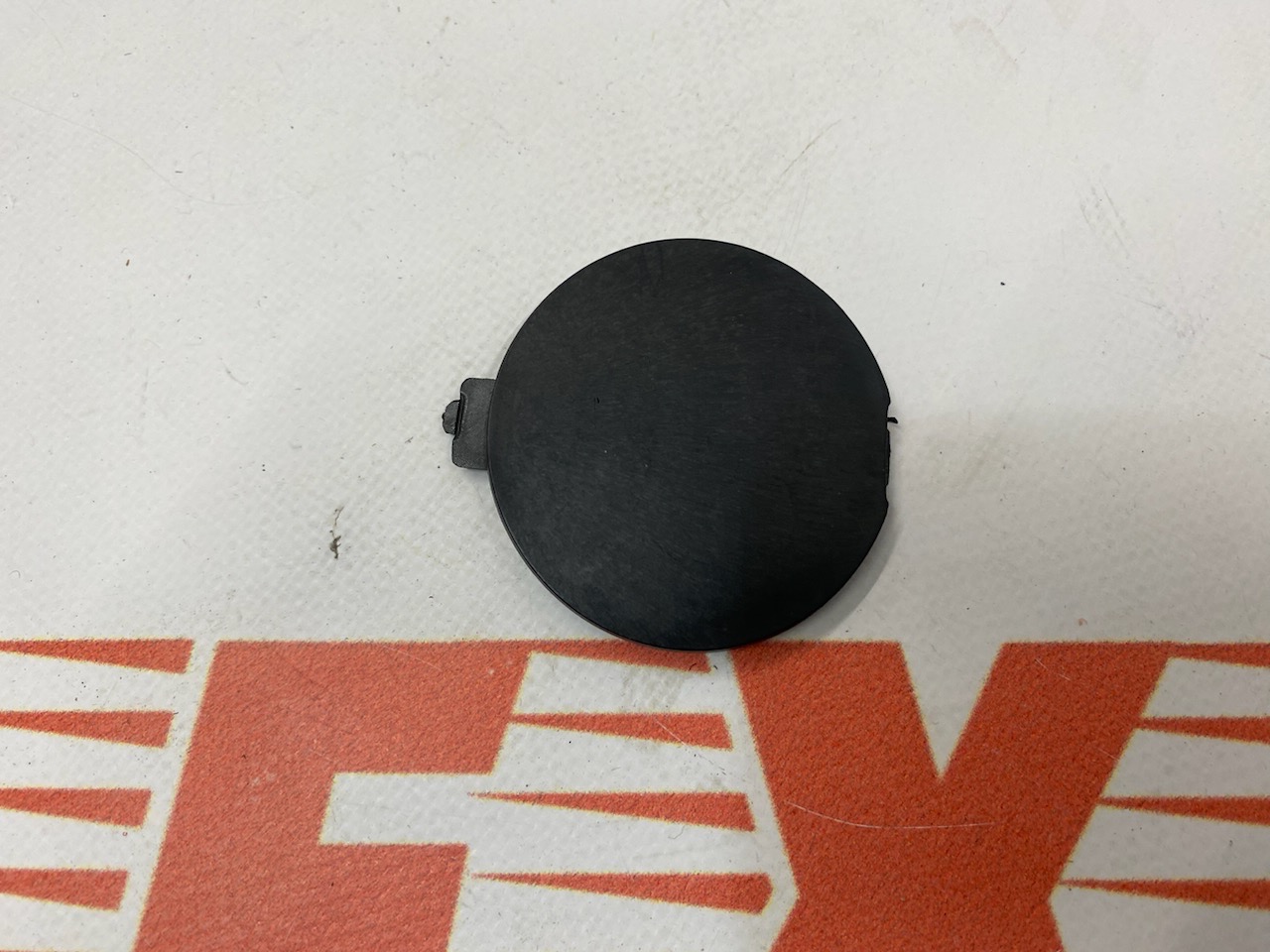Заглушка крюка переднього бампера Mazda CX5 2012-2016 (KD4550A12BB), аналог
