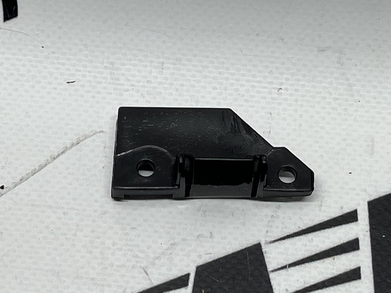 Кріплення переднього бампера ліве маленьке Tesla Model 3 2024-(1734299-00-H), аналог