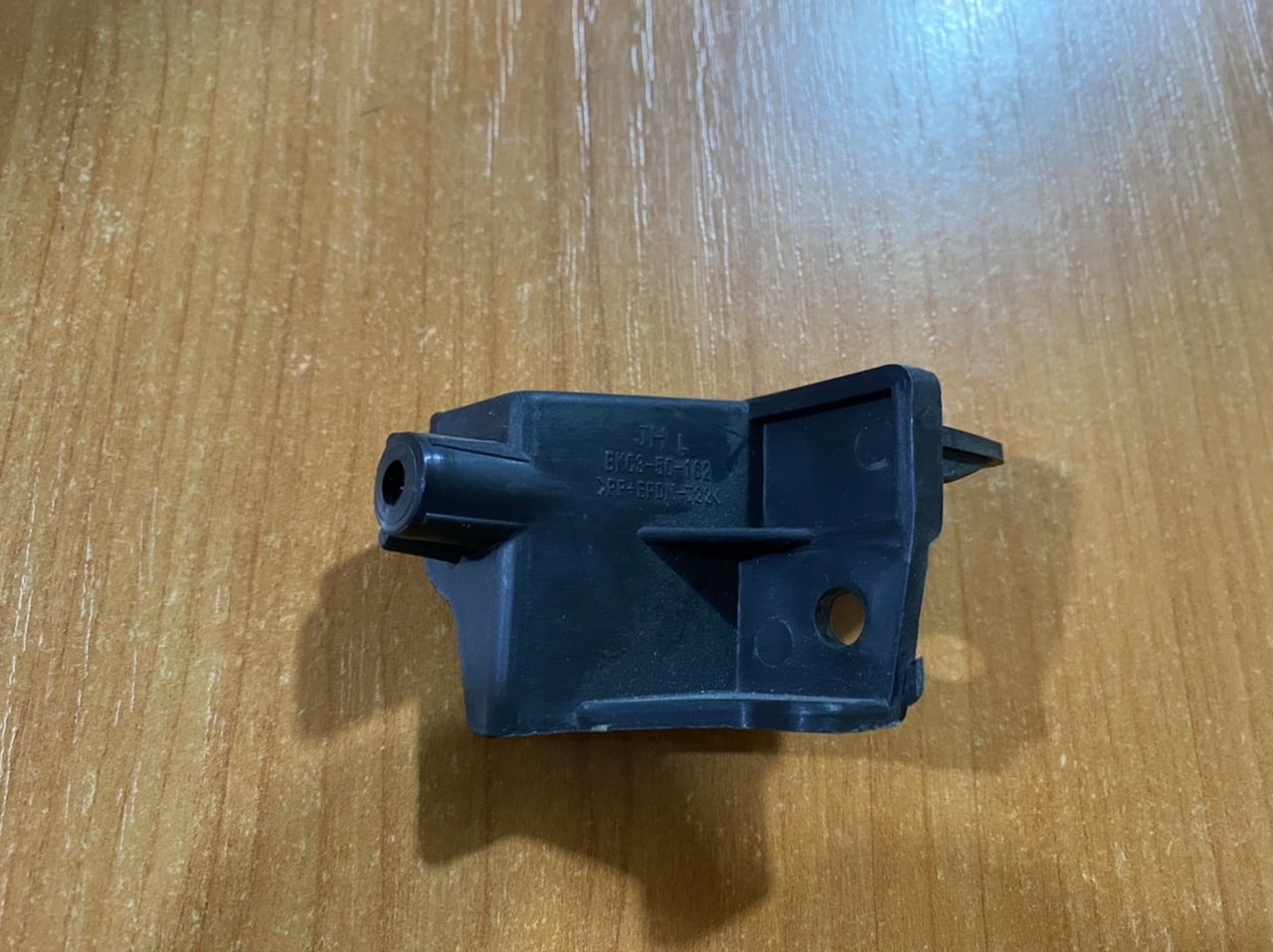Кріплення переднього бампера ліве Mazda 3 2013-2018 (BHN150152), аналог