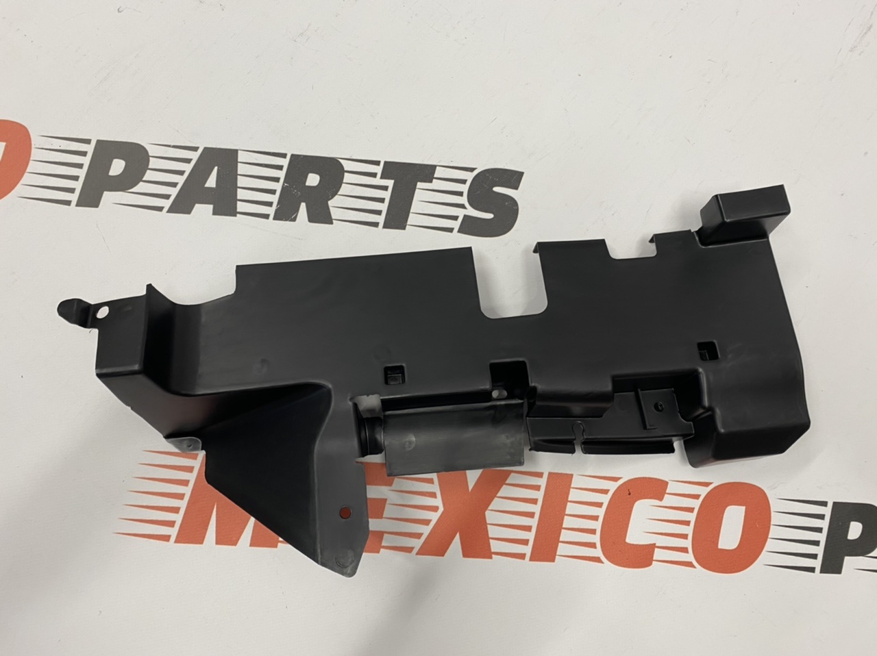 Дефлектор радіатора лівий Jeep Cherokee 2014-2018 (68184969AA), аналог