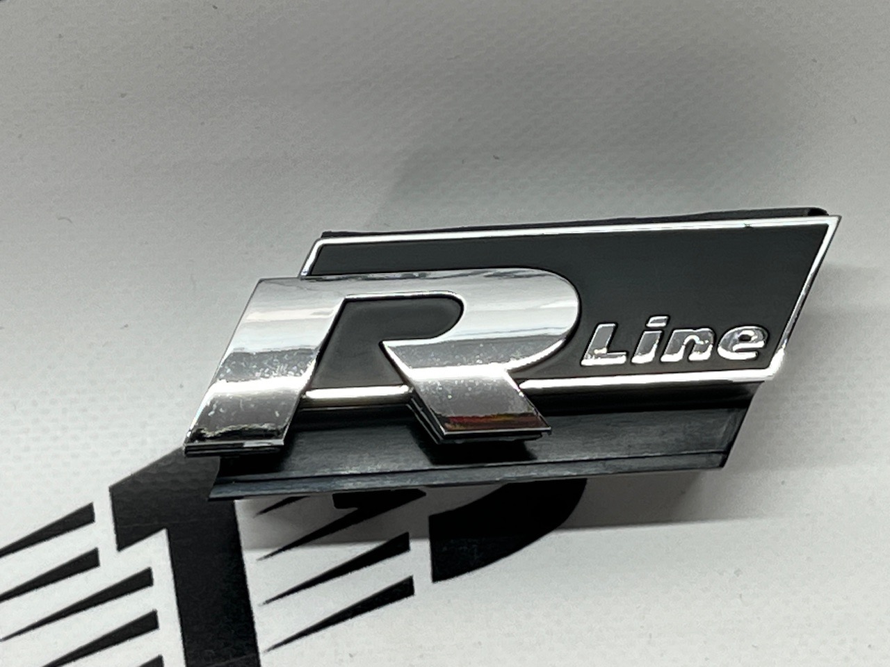 Накладка решетки R-LINE Volkswagen Touareg 2019-(760853948CBYY) , аналог