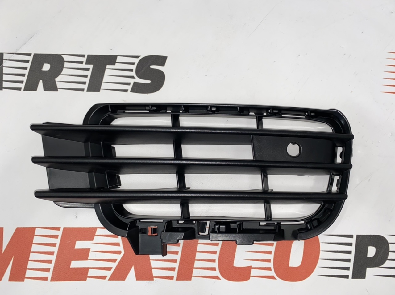Решётка переднего бампера правая Volkswagen Touareg 2011-2014(7P68546629B9), аналог