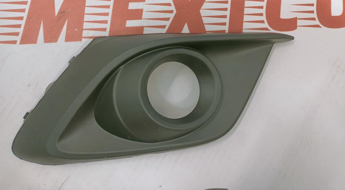 Рамка протитуманної фари права Mazda 3 2013-2015 (BJE150C11A)