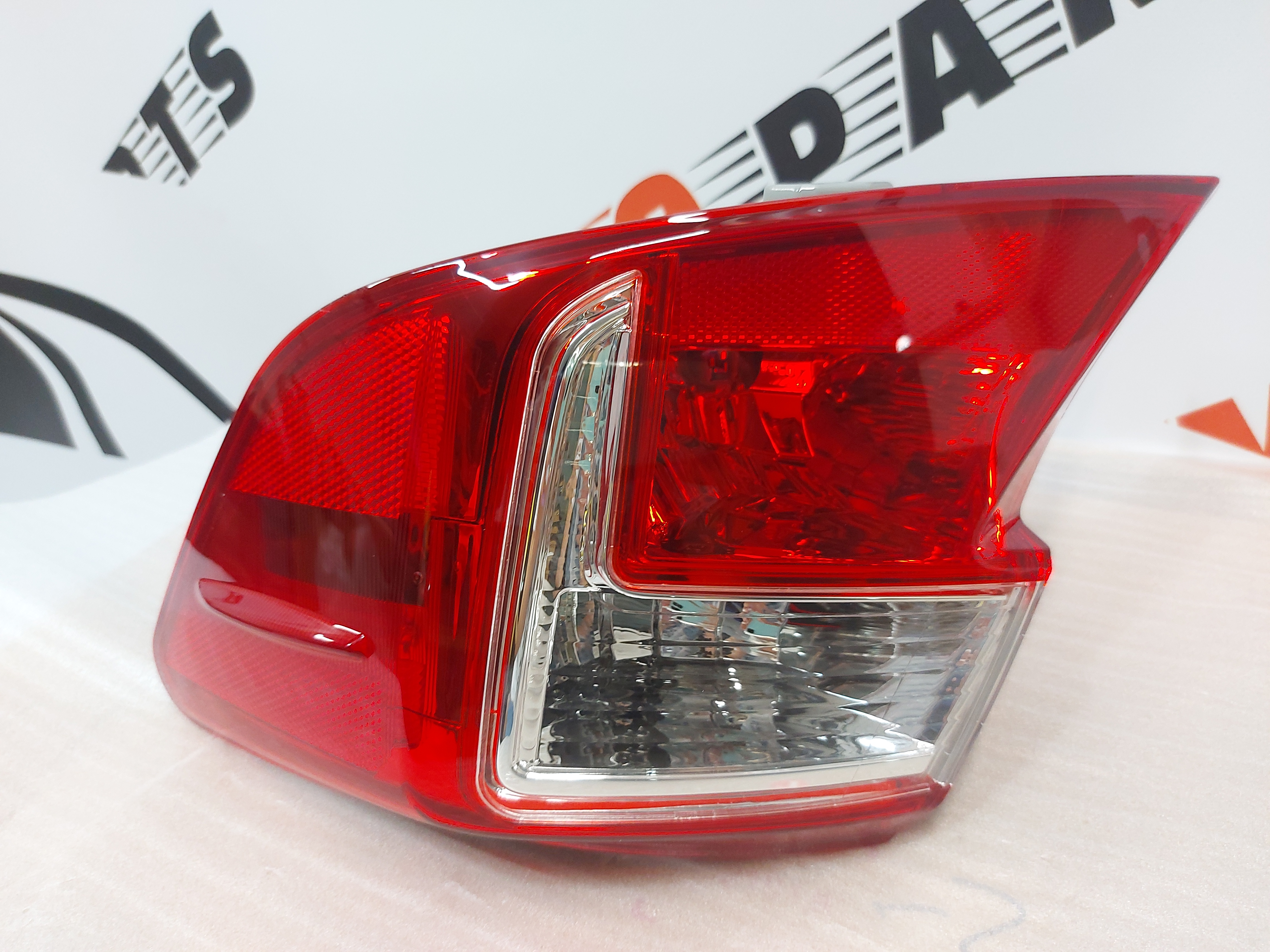 Ліхтар зовнішній (в крило) правий Toyota Camry 2012-2014 (81550-06470), аналог
