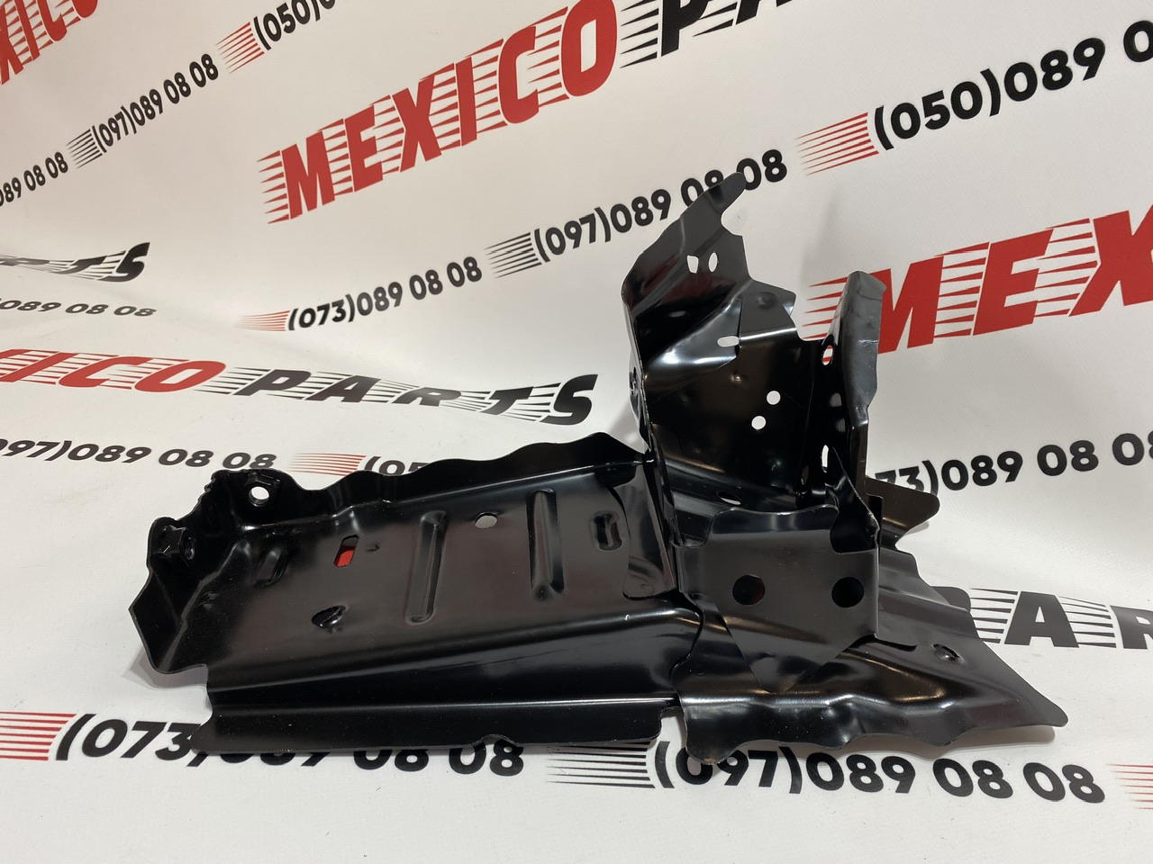 Кріплення шини бампера внутрішнє праве Toyota Camry 2018-2023 (5702306010), аналог