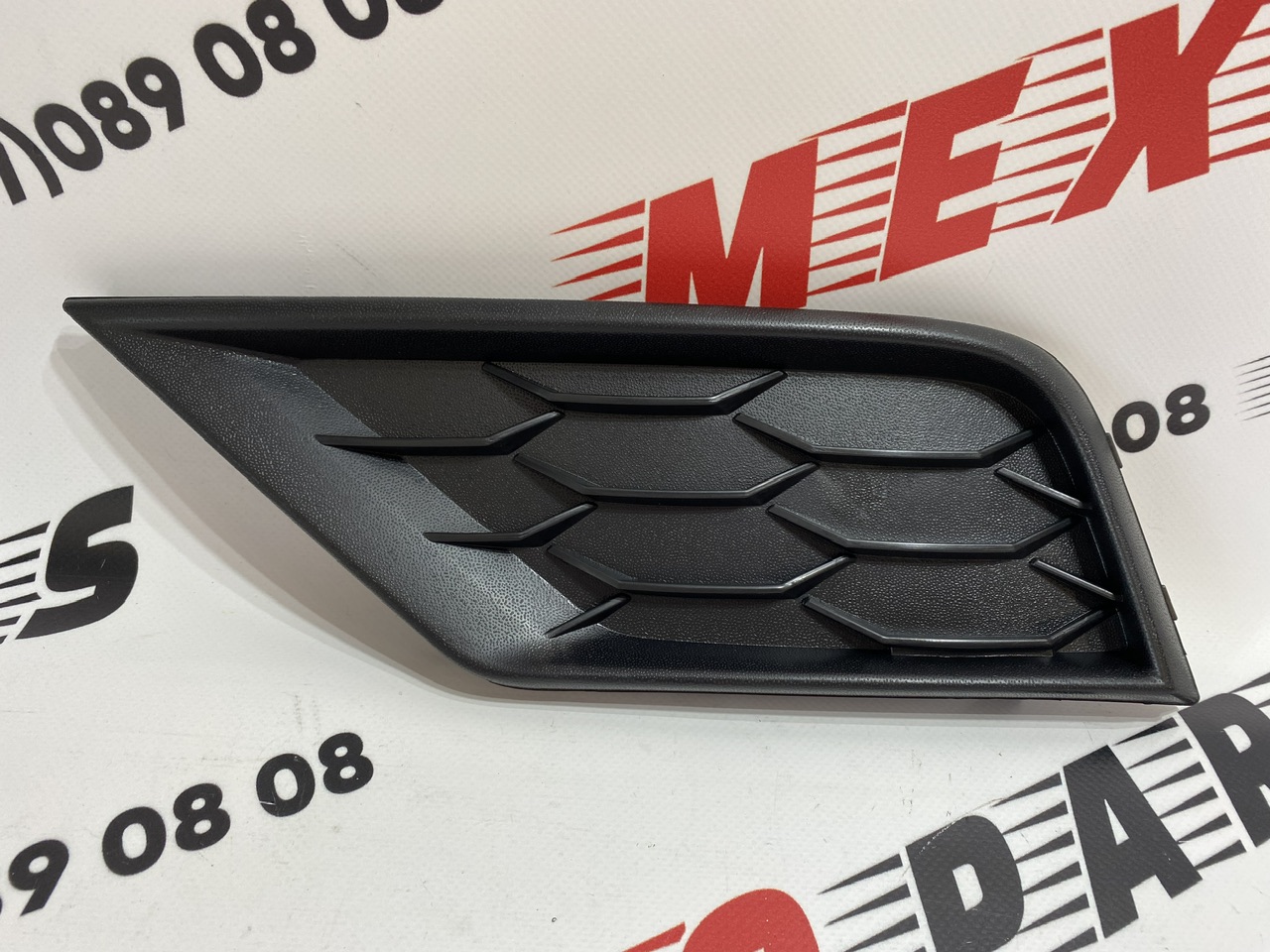 Заглушка переднего бампера декоративная левая Volkswagen Tiguan 2017-2020 (5NN-853-665-9B9), аналог