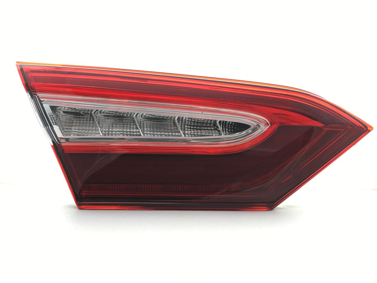 Ліхтар внутрішній ( в кришку багажника)  W/ FULL LED Toyota Camry 2018-2020 (81590-06630), аналог