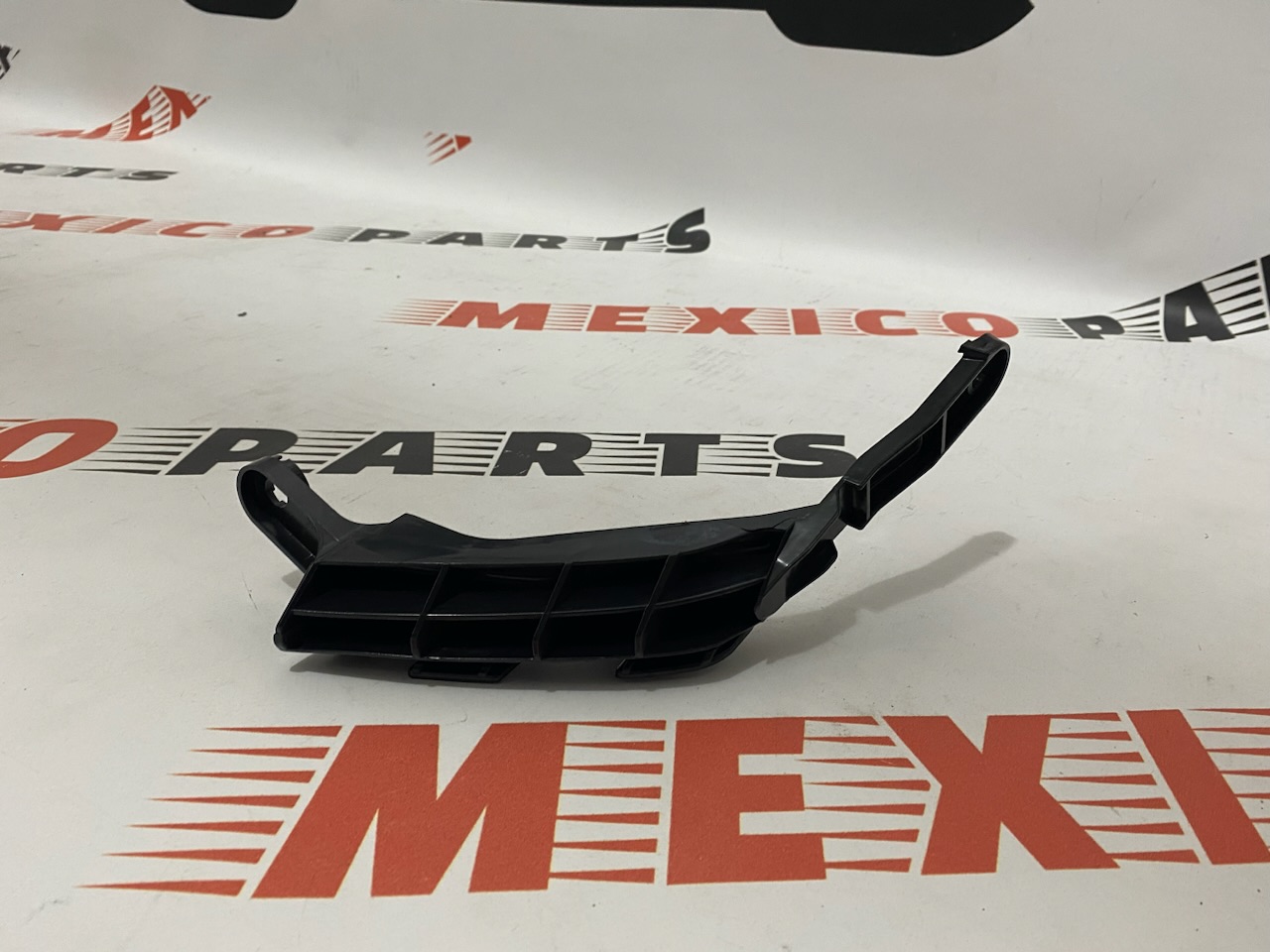 Кріплення заднього бампера ліве під ліхтарем Toyota RAV4 2019-2021 (52563-0R070), аналог