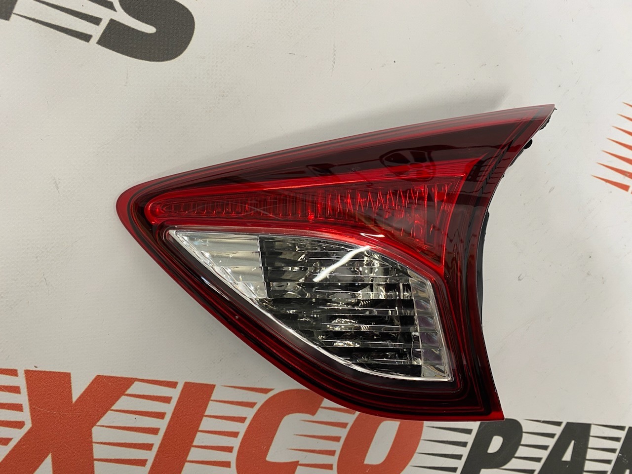 Ліхтар внутрішній в кришку багажника правий Mazda CX5 2014-2017 (kd53513f0e ), аналог