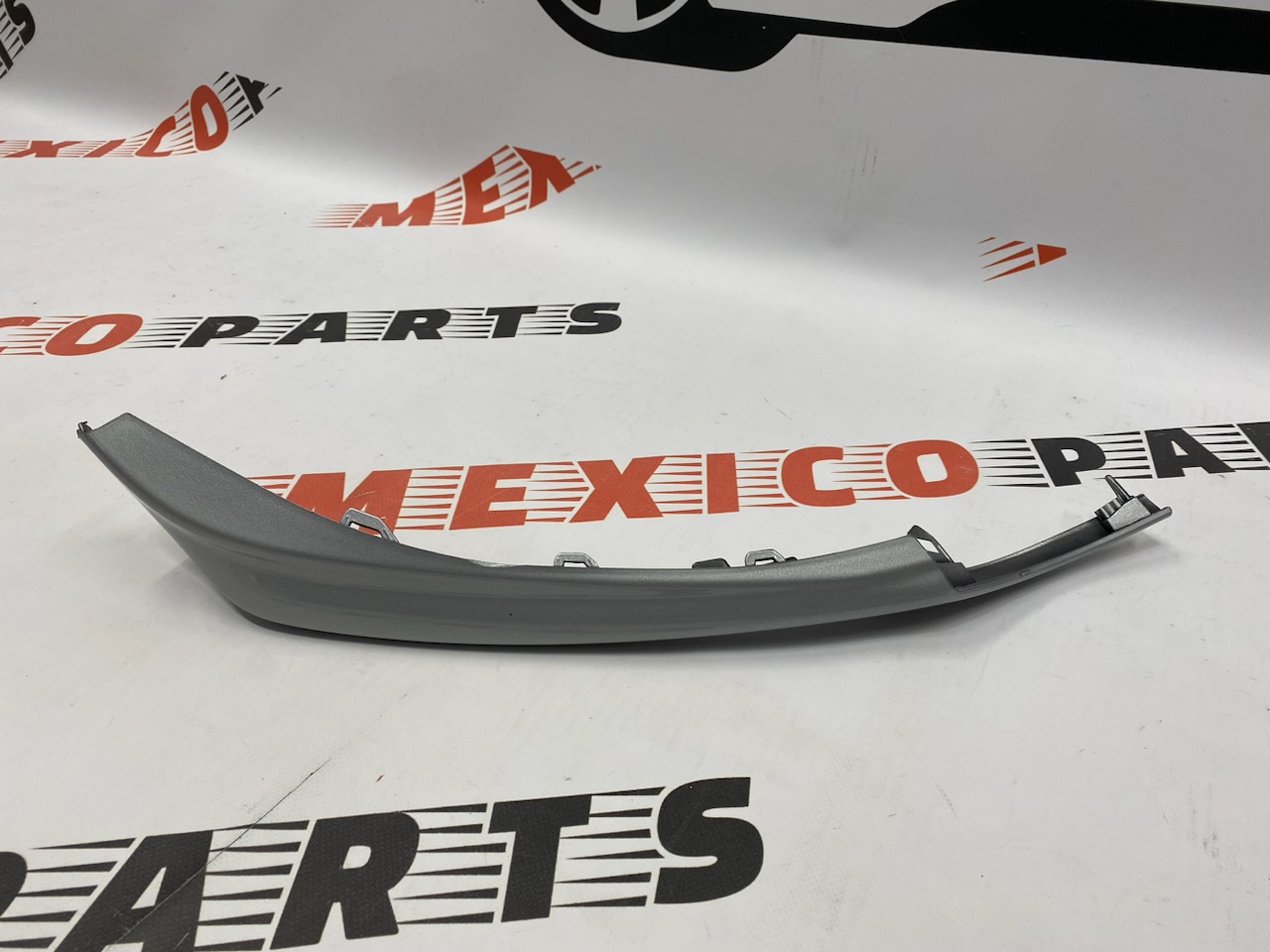 Губа переднього бампера ліва сіра Toyota Camry 2021- (5312406260), аналог