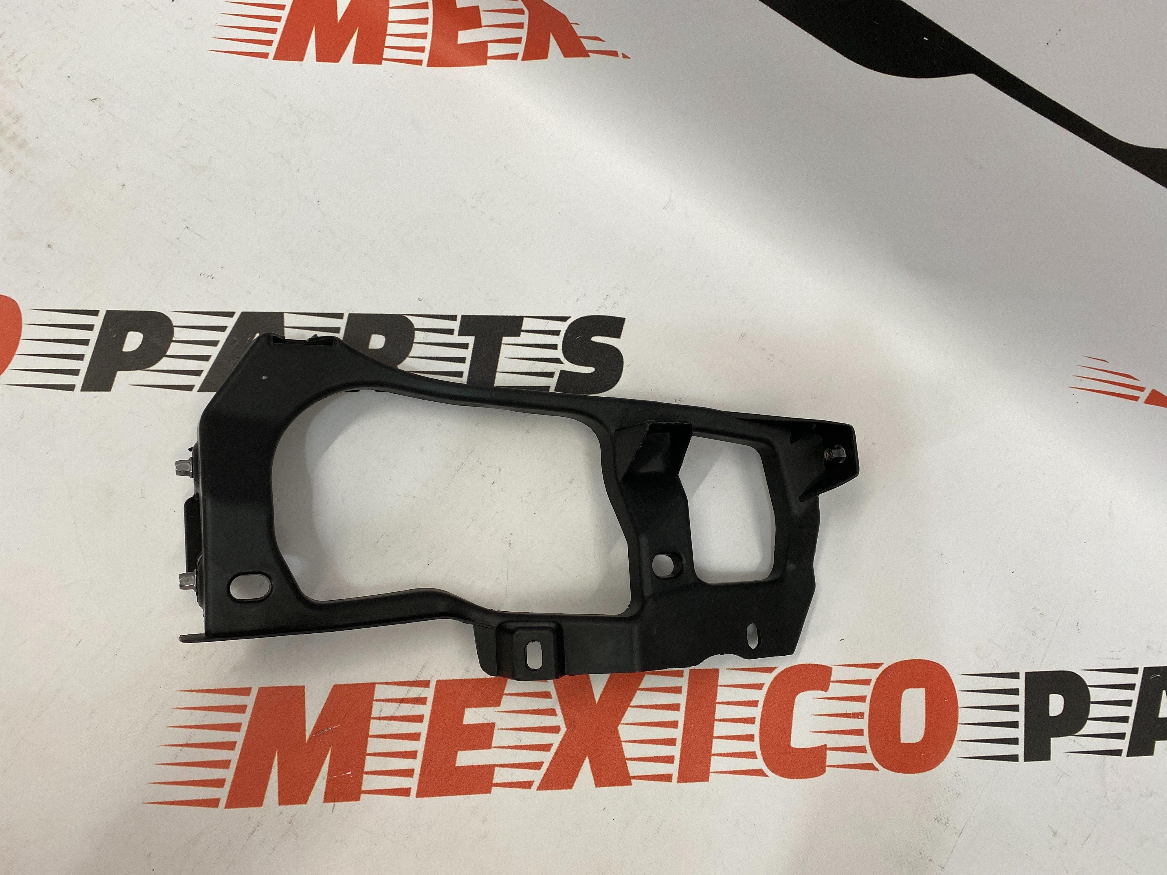 Крепление фары правое Volkswagen Touareg 2011-2014 ( 7P6806510), аналог