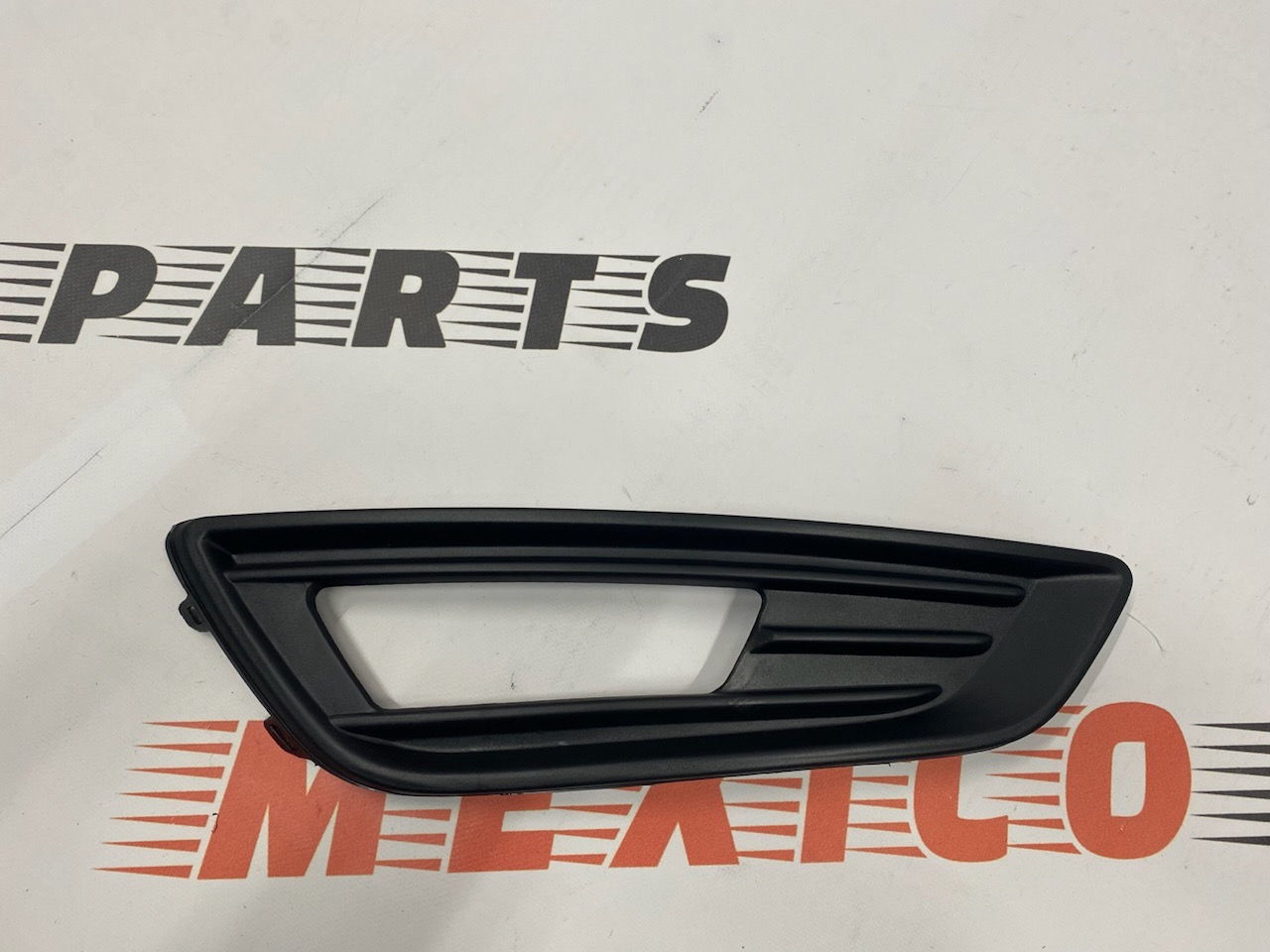 Рамка противотуманной фары матовая правая Ford Focus 2015- 2018 (FM5Z-15266-BE), аналог