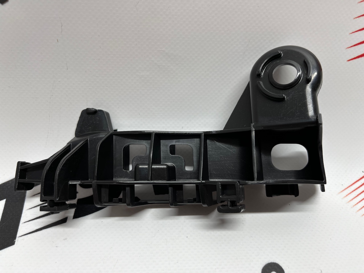 Кріплення заднього бампера ліве мале Toyota Camry 2018-2021 (52563-06080), аналог