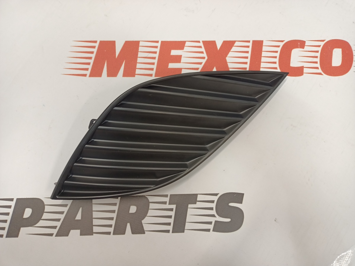Заглушка- накладка протитуманної фари права Toyota Camry 2018-2020 (81481-06170), аналог