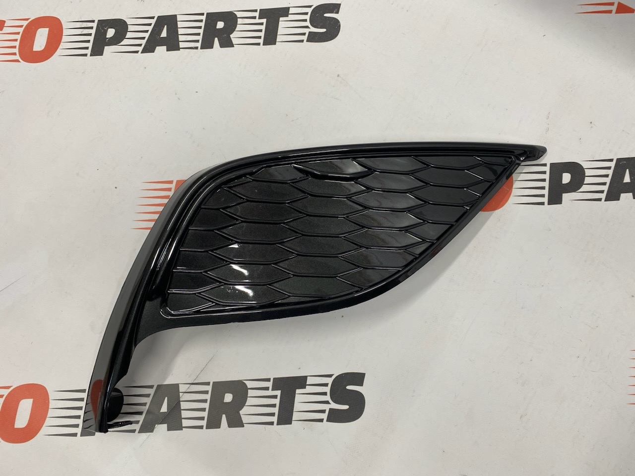 Заглушка протитуманної фари права SE/XSE USA Toyota Camry 2021- (8148106220), аналог