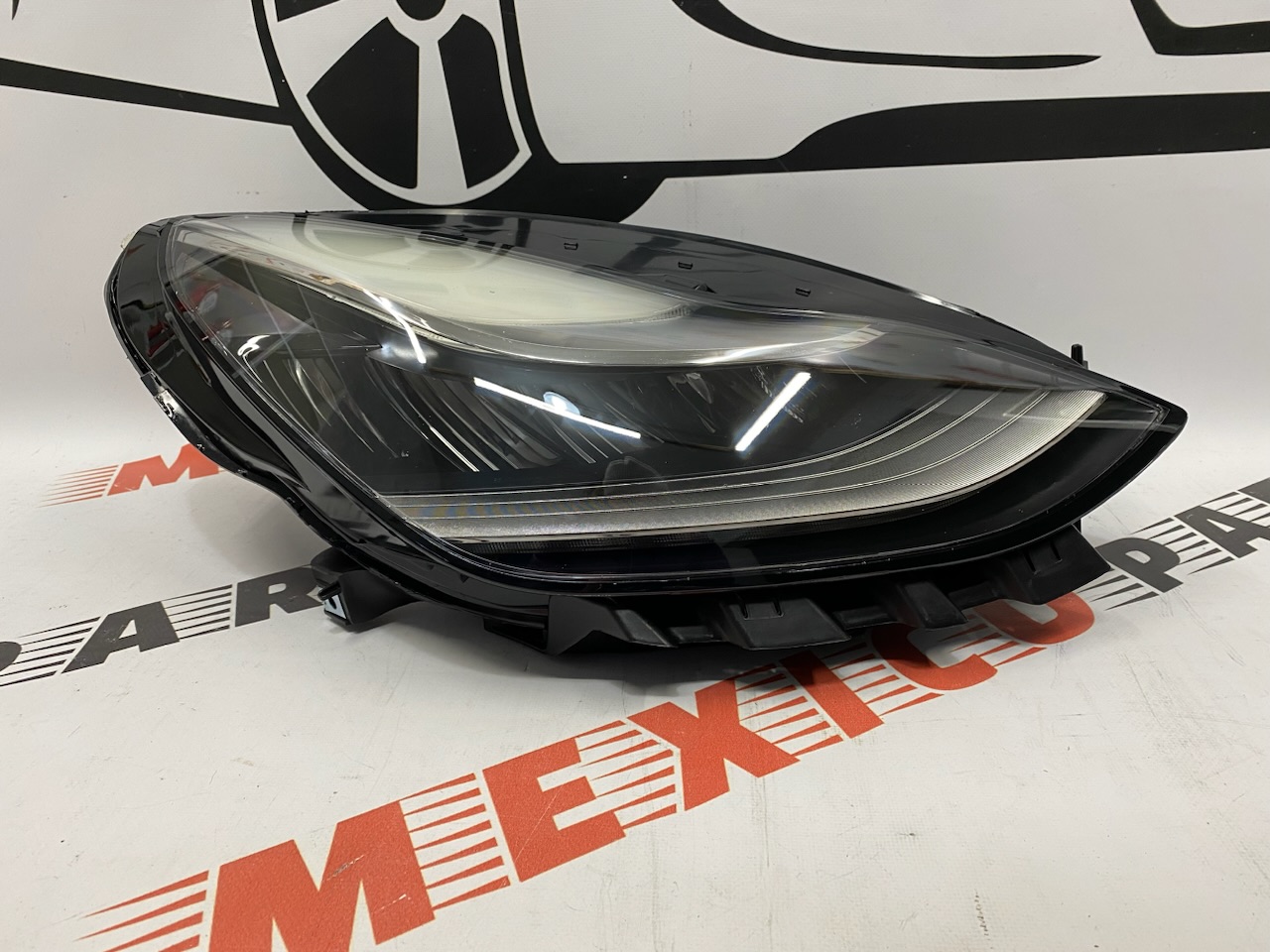 Фара права Tesla Model 3 (151495300J), аналог