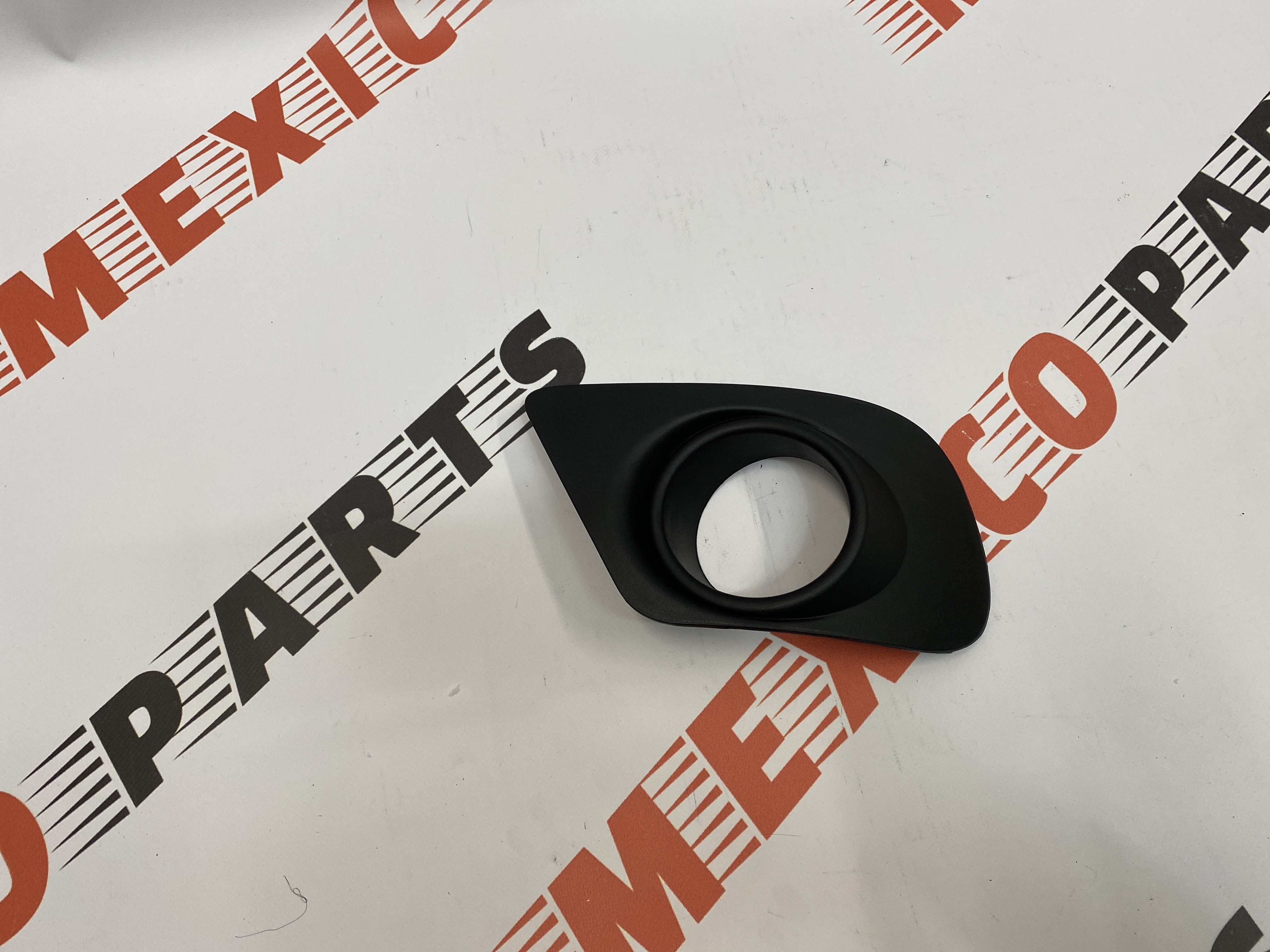 Рамка противотуманной фары левая SXT Dodge Journey 2015-2018 (68088687AB), аналог