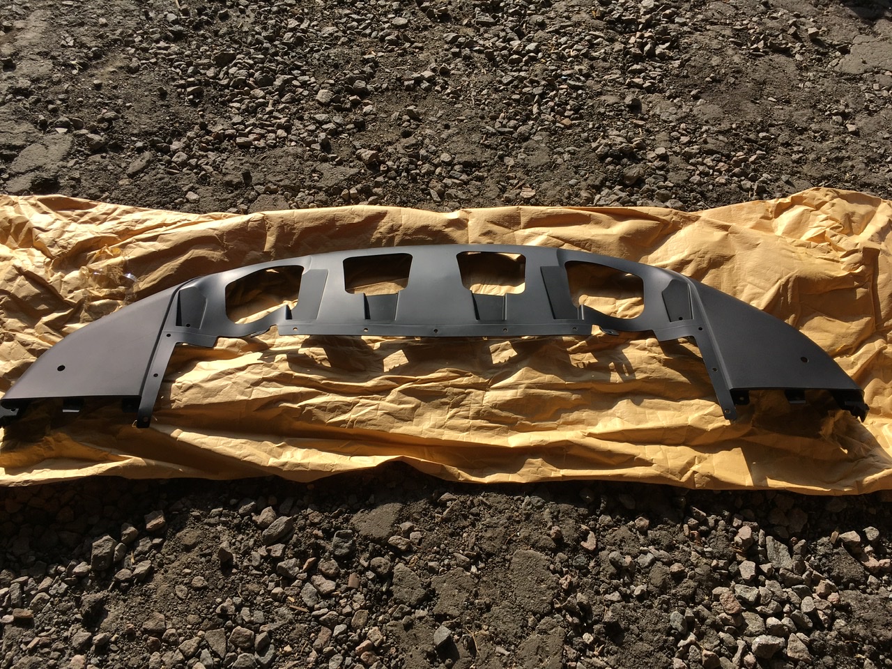 Губа  переднього бампера Tesla Model X 2015-2020 (103483300e)