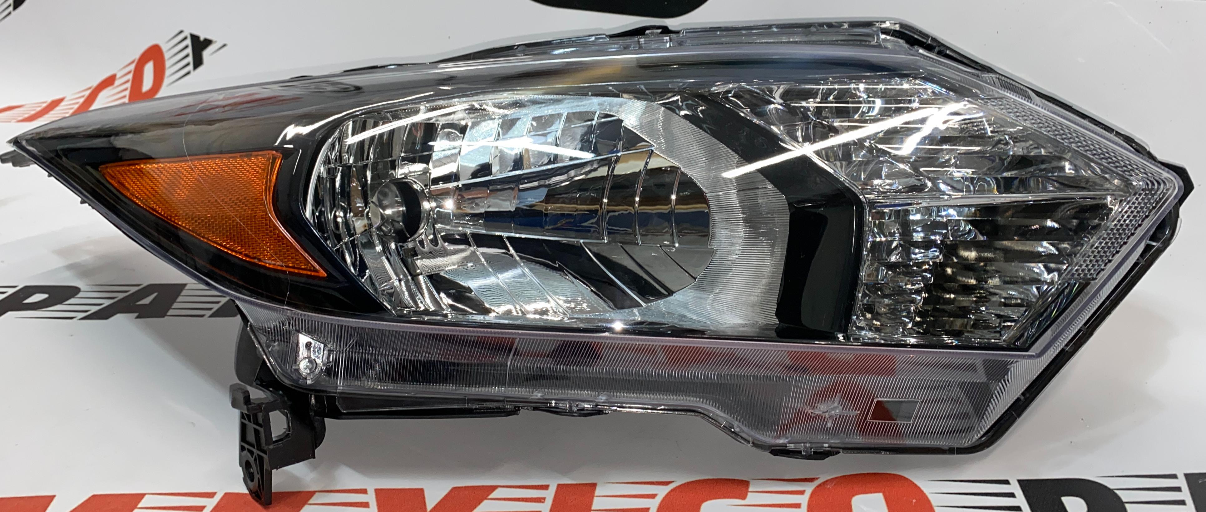 Фара права галоген Honda HR-V 2014-2018 (33100-T7S-A01), аналог
