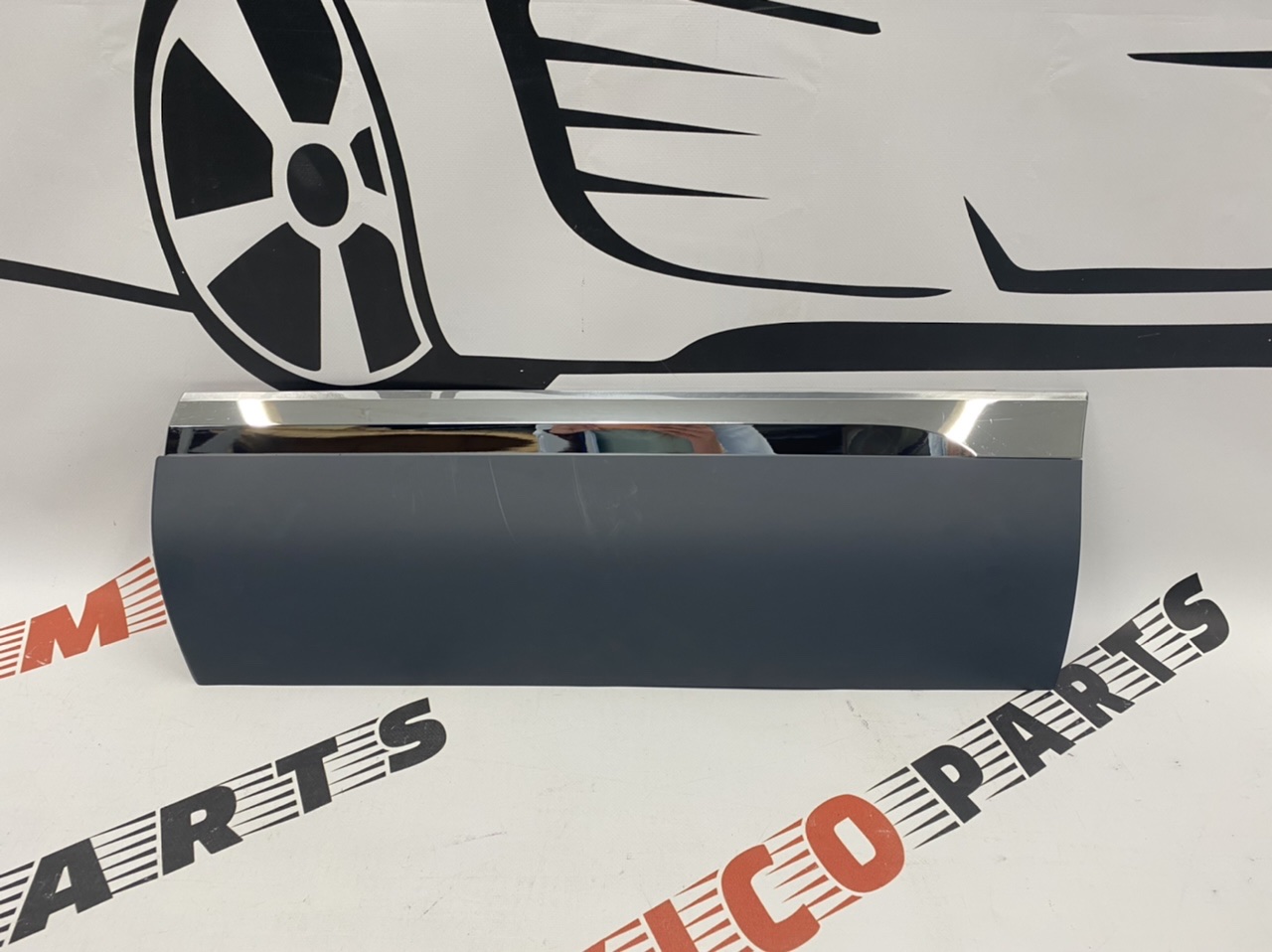 Накладка на двери задняя левая Volkswagen Touareg  2011-2018 (7P6854949HGRU), аналог