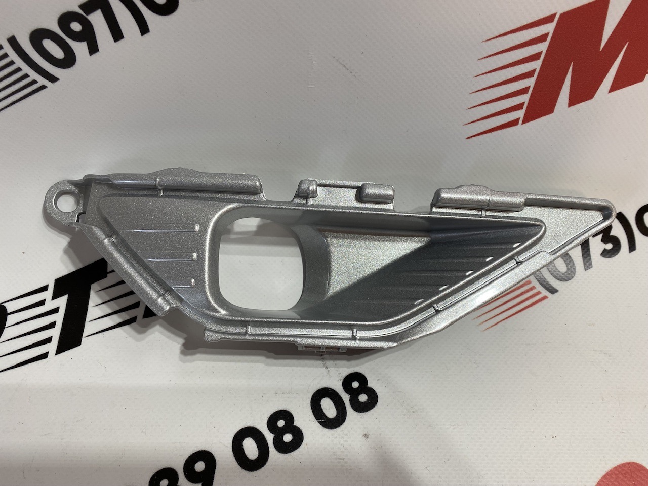 Рамка протитуманної фари права Mitsubishi Outlander 2023- (6400j966HA), аналог