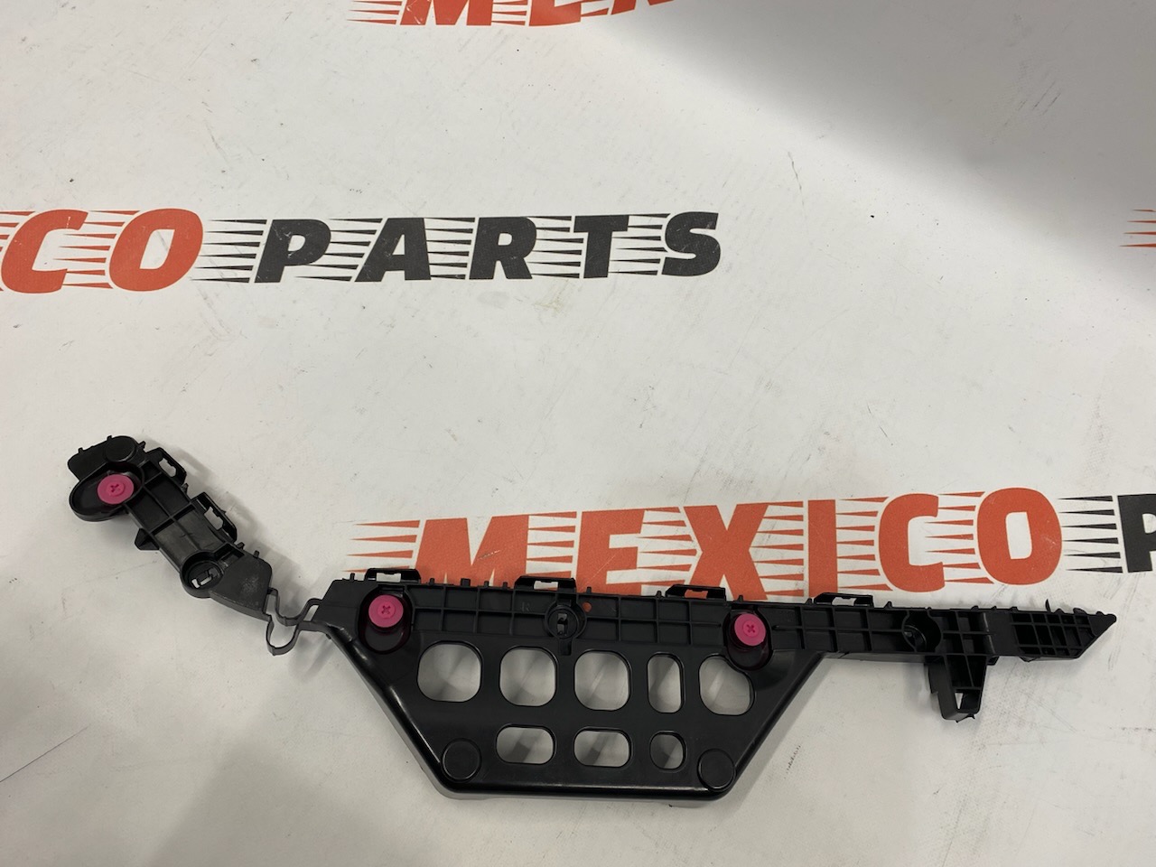 Кріплення заднього бампера праве Toyota Camry 2015-2017 (52575-06140), аналог