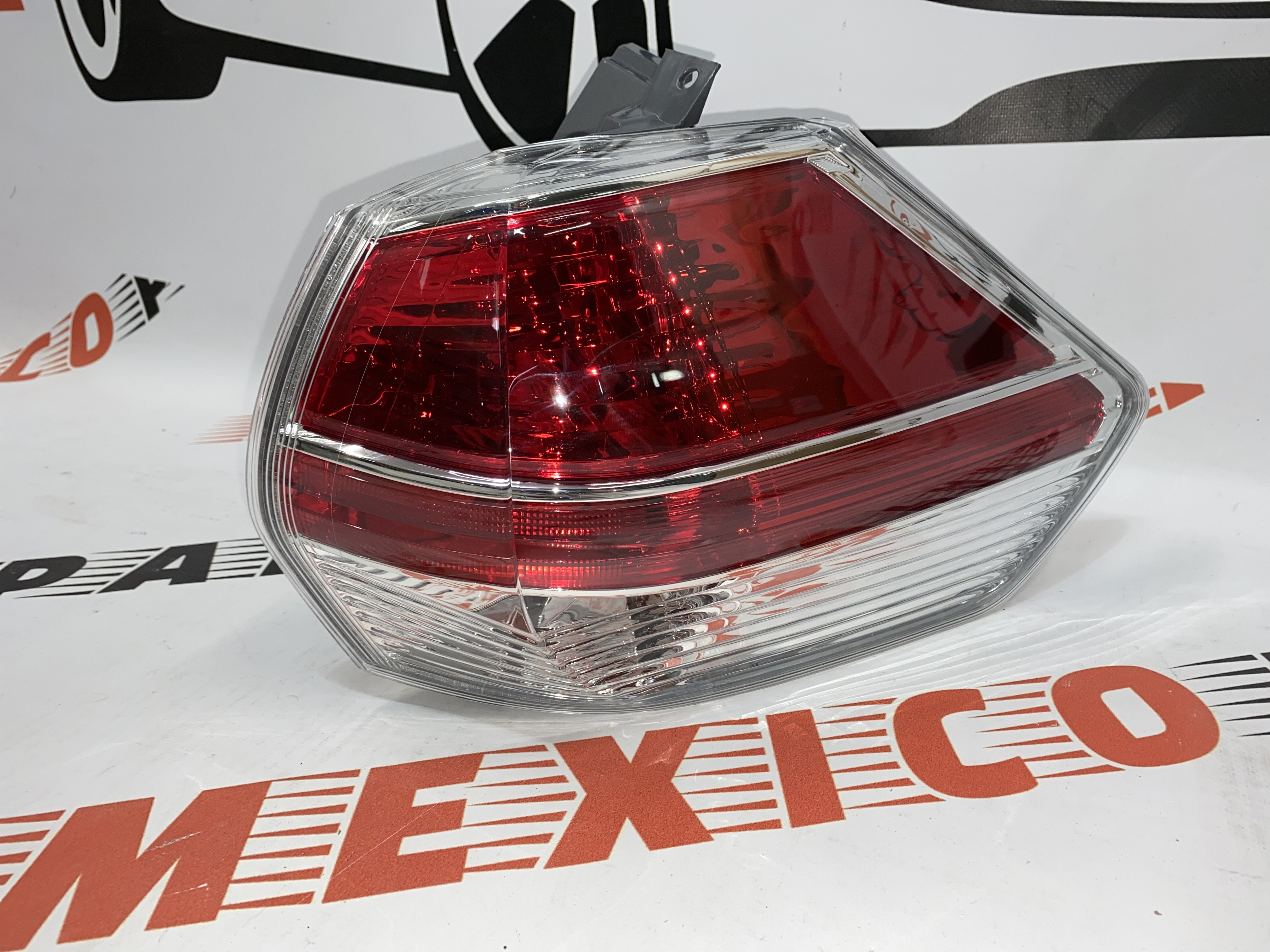 Фонарь задний галоген наружный правый LED Nissan X-Trail(Rogue) 2014-2016 (26550-4BA0A), аналог