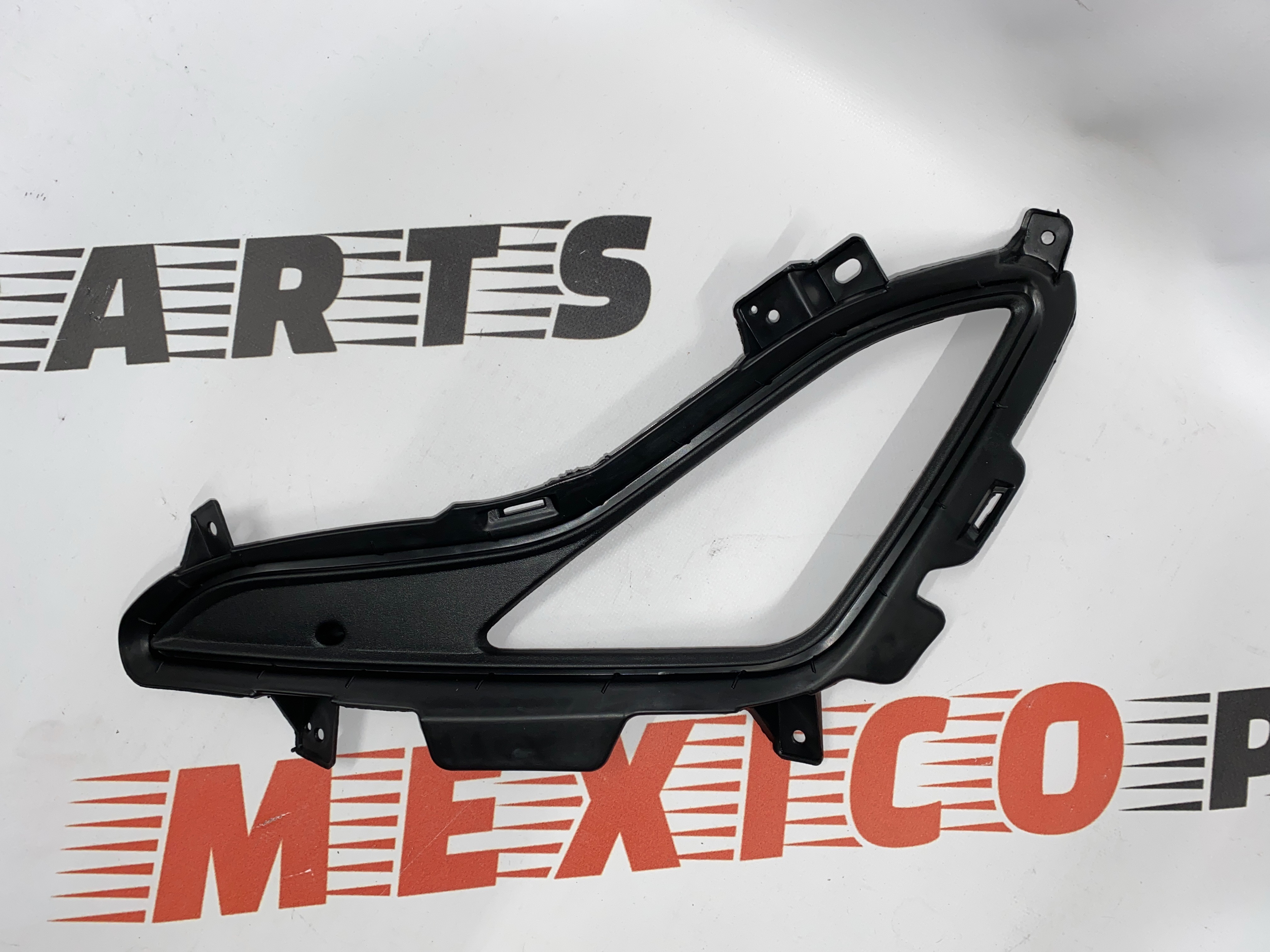 Рамка противотуманной фары левая Hyundai Elantra 2011-2015 (865273X700), аналог