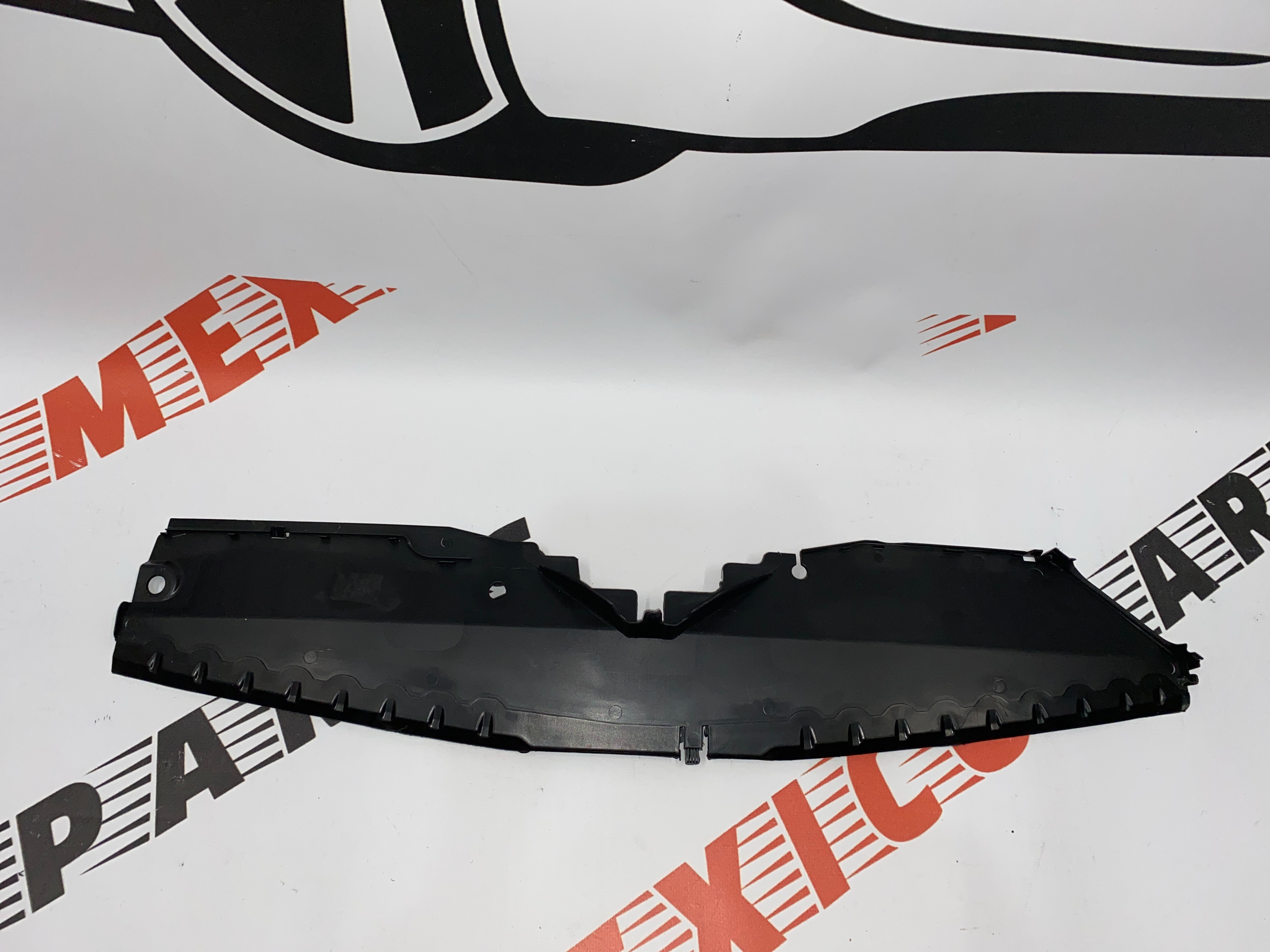 Накладка на панель радіатора  (замка капота)  Chevrolet Cruze 2016-2019 (39026959), аналог