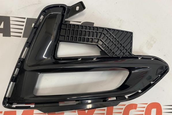 Рамка противотуманной фары правая Nissan Sentra 2019- (622566LB0B), аналог