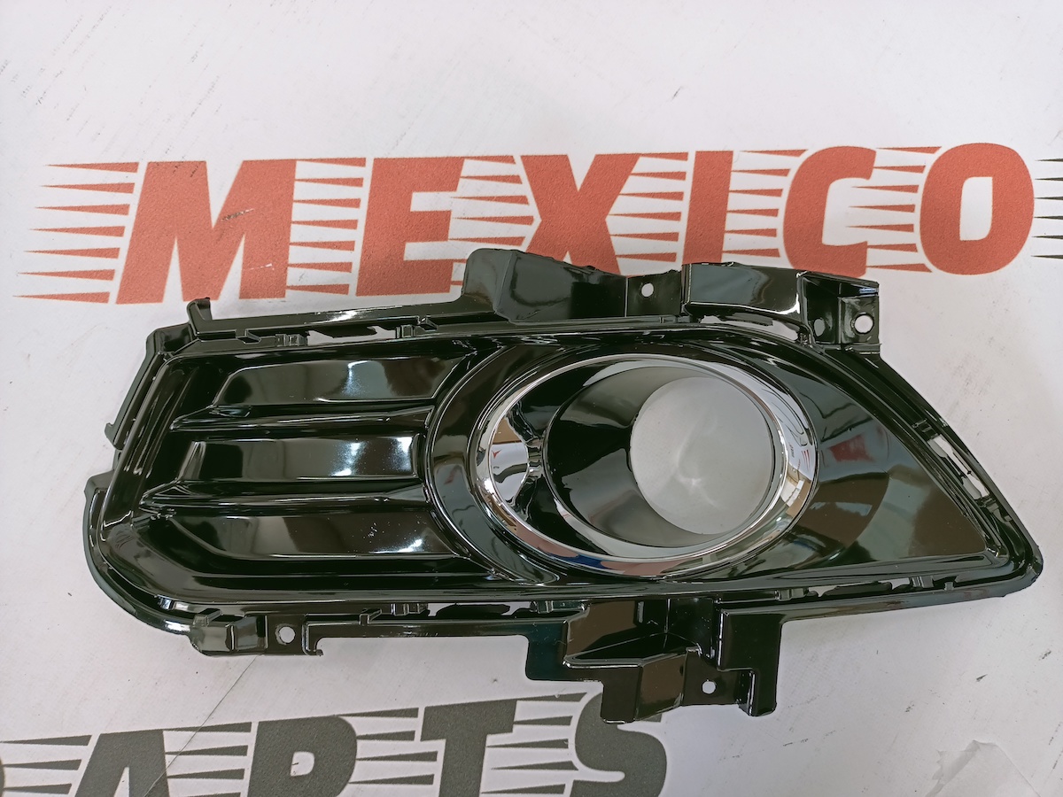 Рамка противотуманной фары глянцевая левая Ford Fusion 2013-2016 (DS7Z-17B814-CA), аналог
