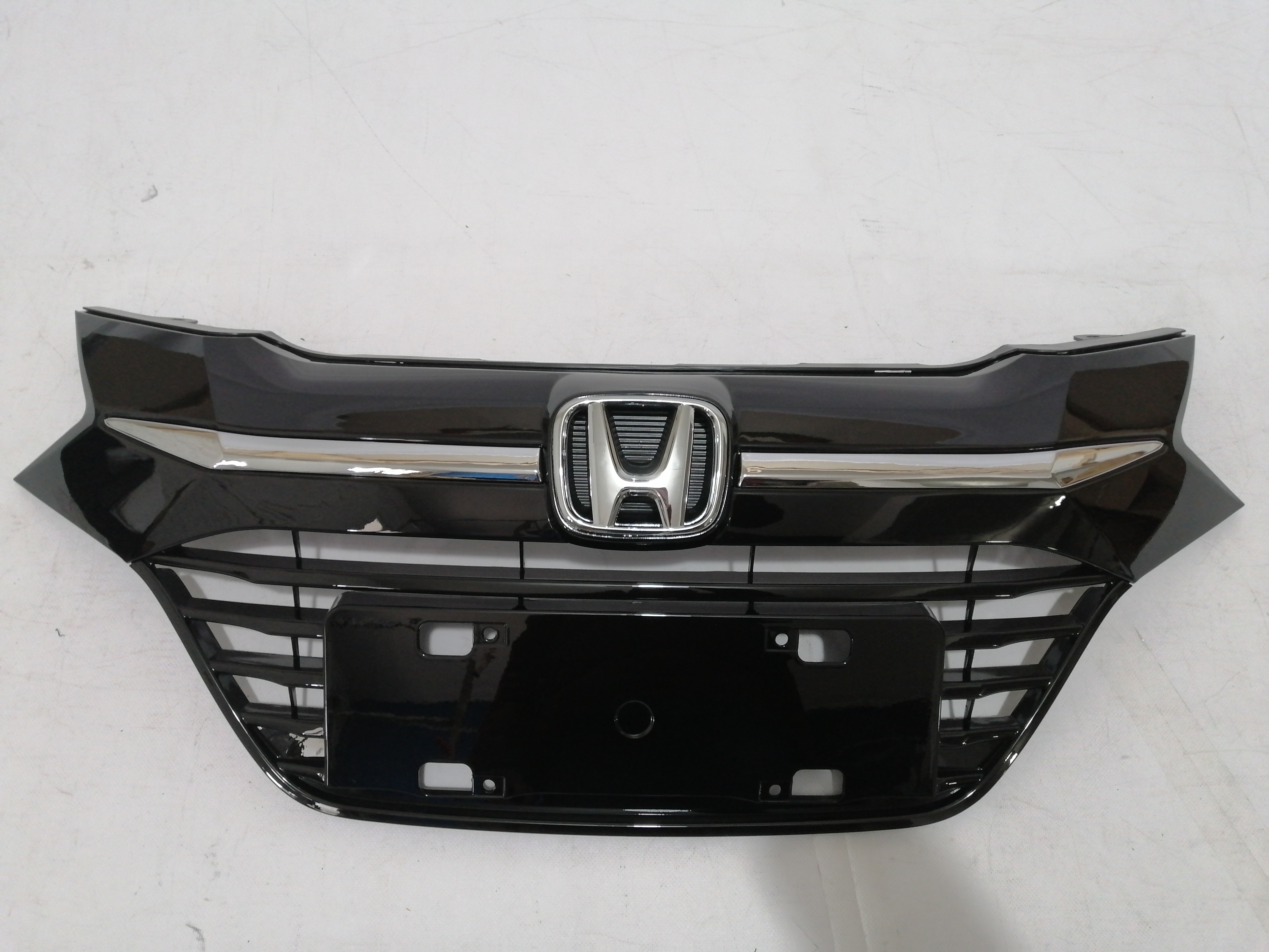 Решітка радіатора Honda HR-V 2014-2018 (71121-T7J-H00), аналог