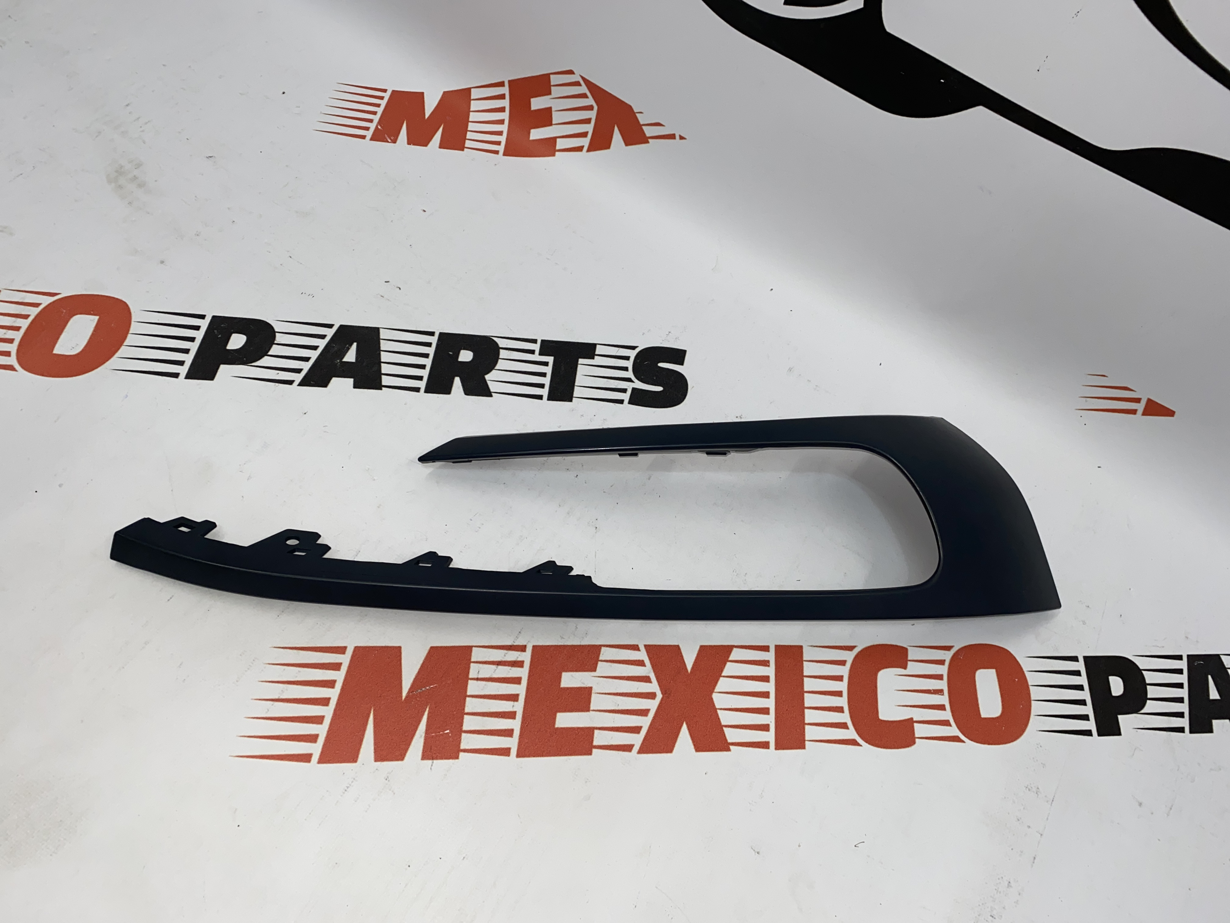 Рамка противотуманной фары правая Volkswagen Touareg 2015-2018 (7P6807490HGRU), аналог