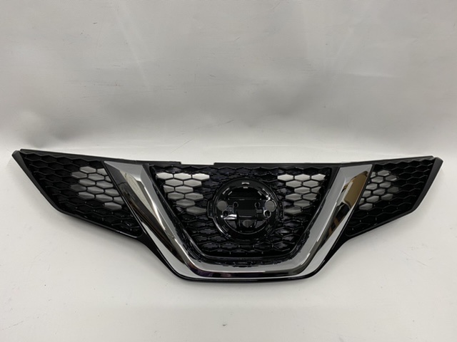 Решетка радиатора под камеру Nissan Qashqai 2015-2018, аналог