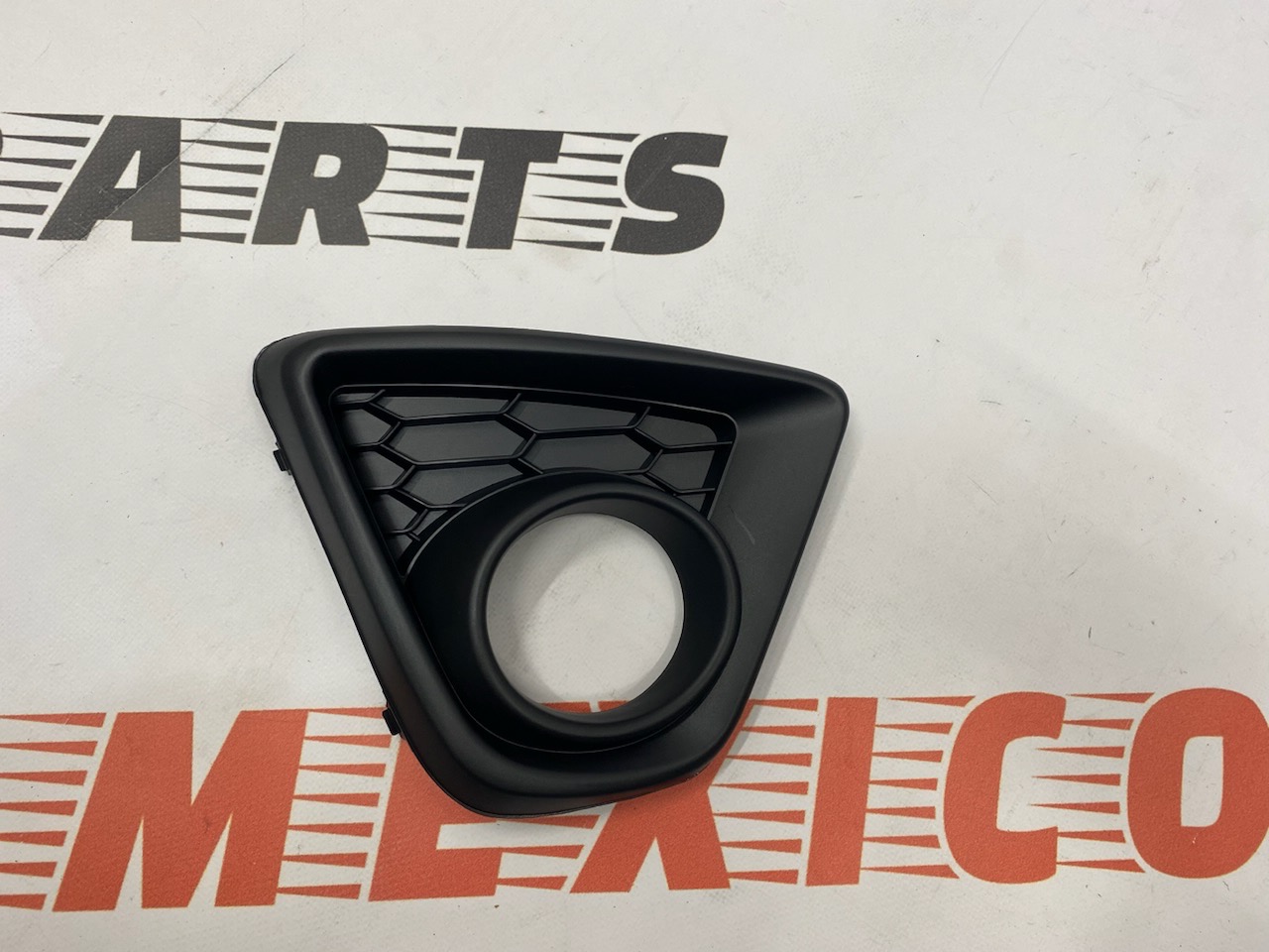 Рамка протитуманної фари права Mazda CX-5 2011-2016 (KD5350C11), аналог