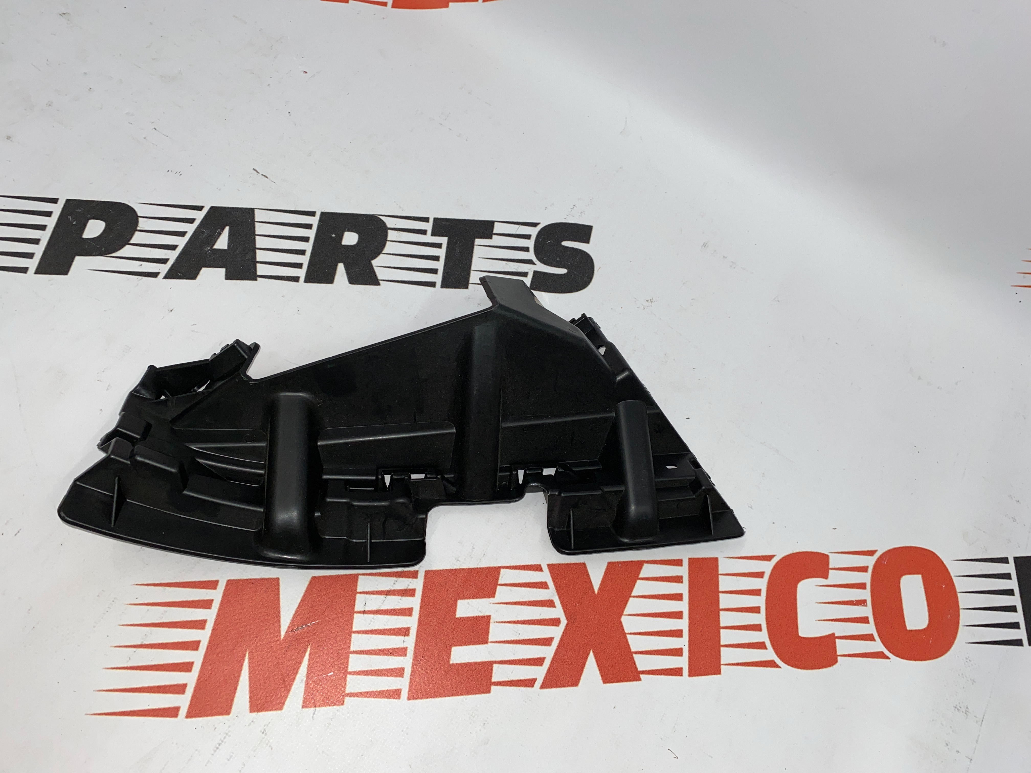 Крепление переднего бампера правое Volkswagen Touareg 2015-2017(7P6807724) , аналог