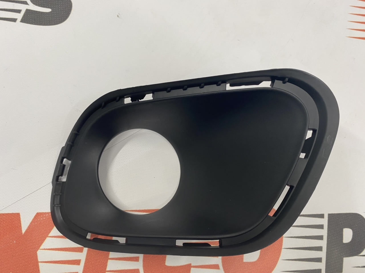 Рамка протитуманної фари права Jeep Cherokee KL 2014-2018 (68203220AA), аналог
