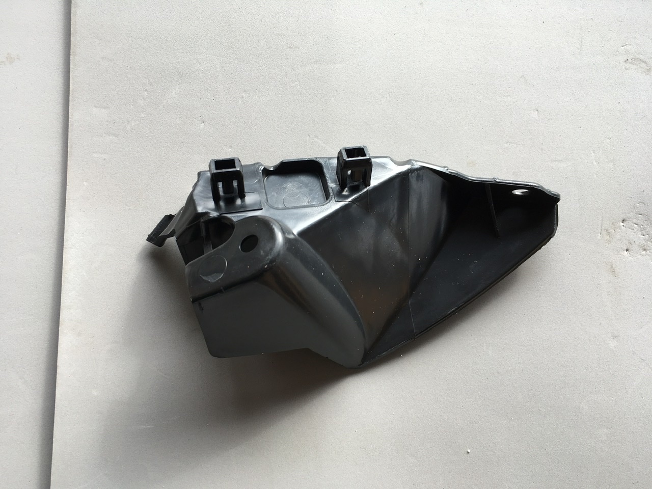 Кріплення переднього бампера праве Tesla Model S 2012-2020 (109549500a), аналог