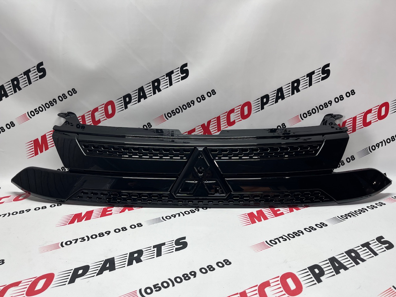 Решітка радіатора Mitsubishi Outlander 2019-2020 (7450B298), аналог