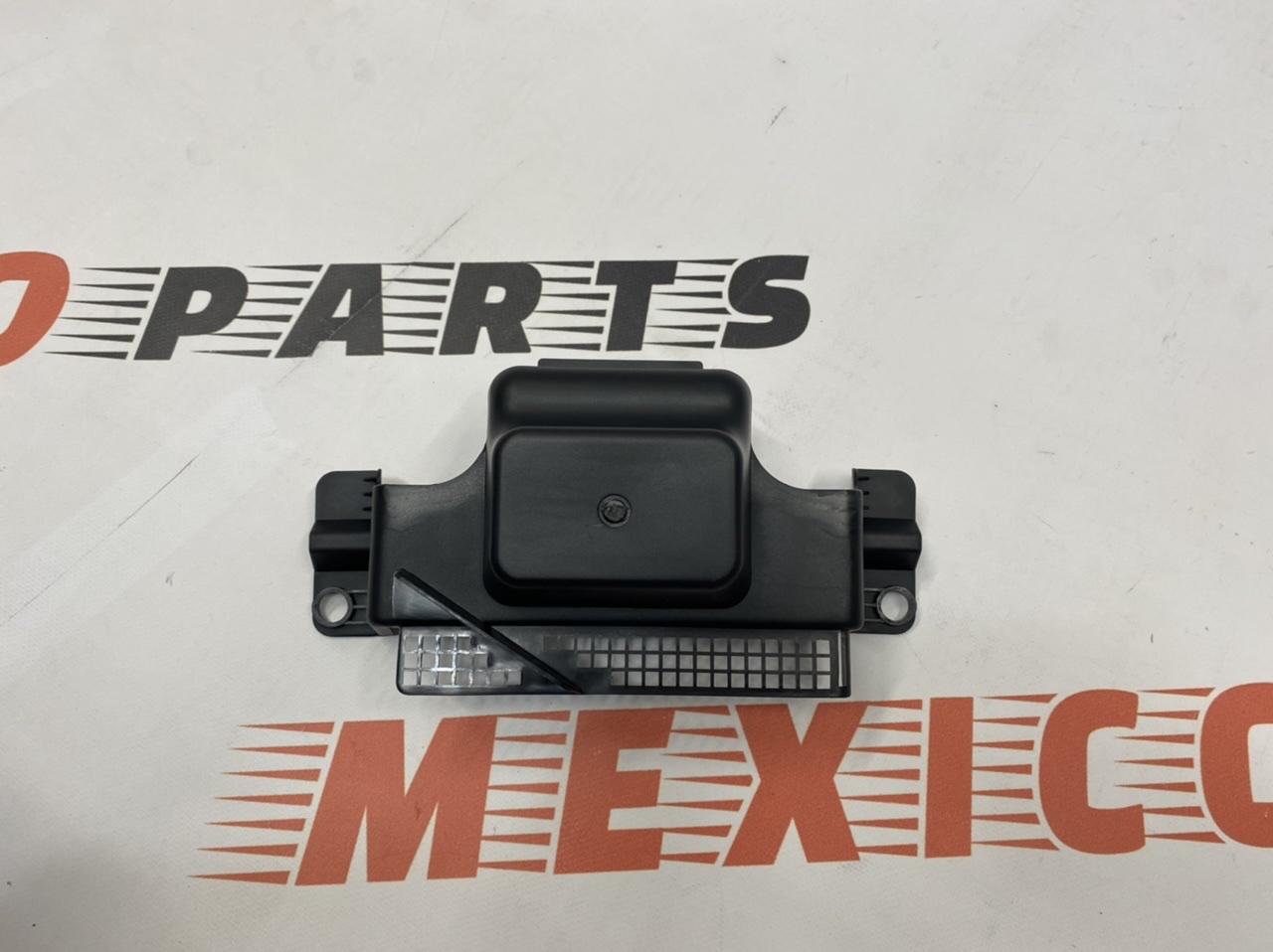 Пластик замка капота Mazda 3 2013-2018 (BJT6-50-1C0A), аналог
