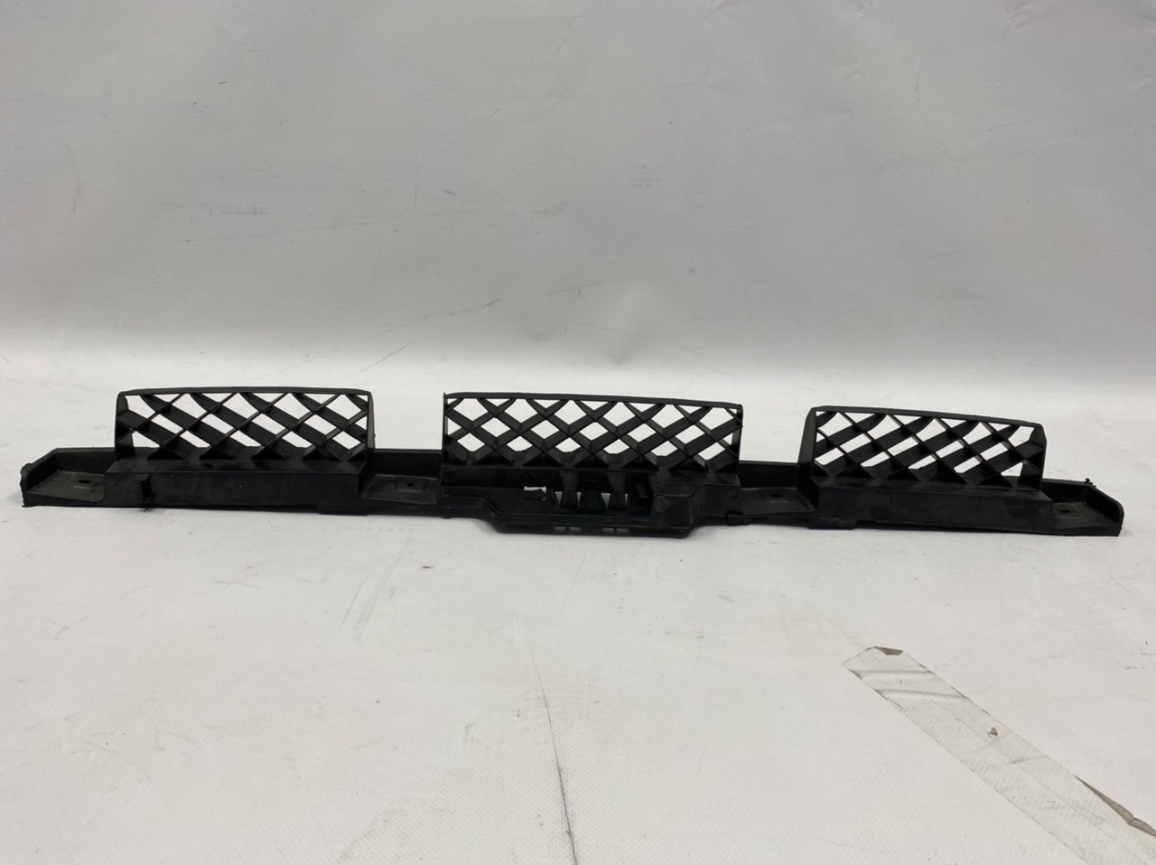 Крепление центральное заднего бампера Volkswagen Passat B7 2012-2015 (561807863A), аналог