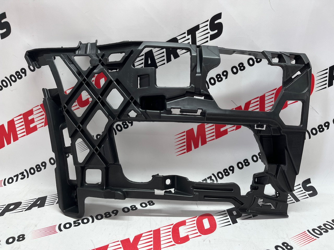 Крепление переднего бампера правое Volkswagen Golf 7 (5G0807724D), аналог