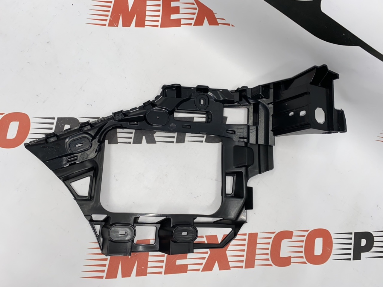 Кріплення заднього бампера праве Volkswagen Touareg  2010-2014 (7P6807376B), аналог