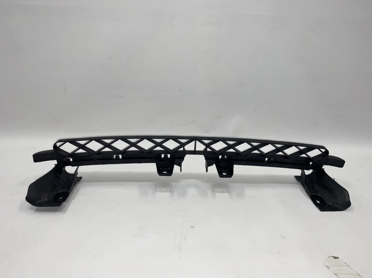 Крепление центральное решетки радиатора Volkswagen Passat B7 2012-2015 (561805705A), аналог