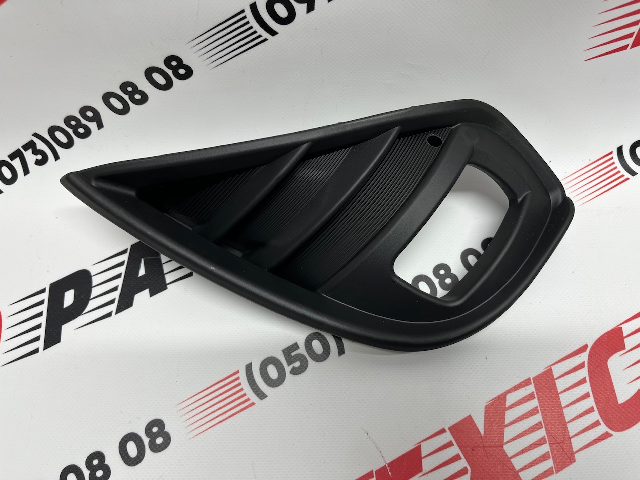 Рамка протитуманної фари права Toyota Highlander 2020- (520300E110), аналог