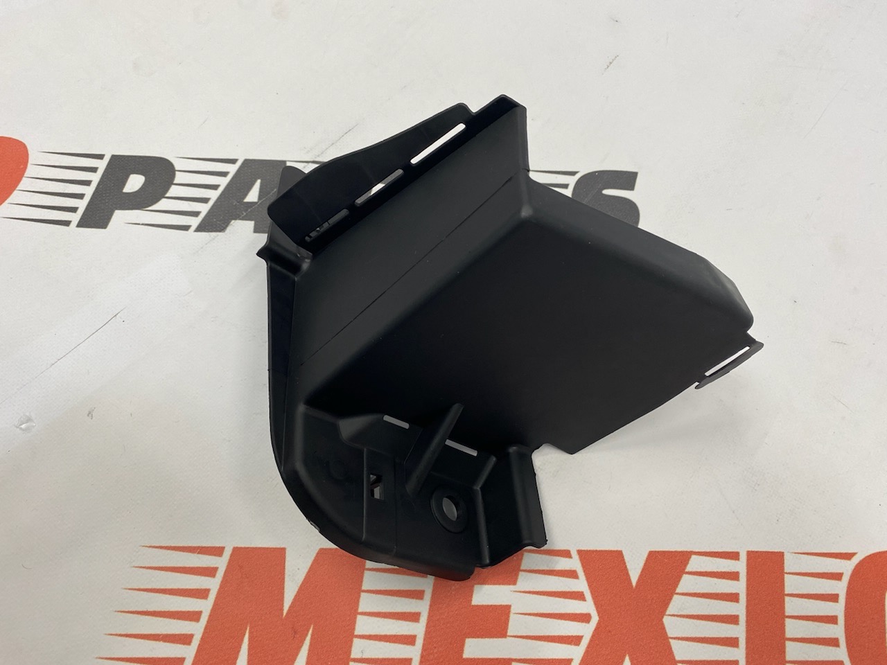 Дефлектор радіатора лівий  Mazda 3 2013-2018 (B63B501V1), аналог